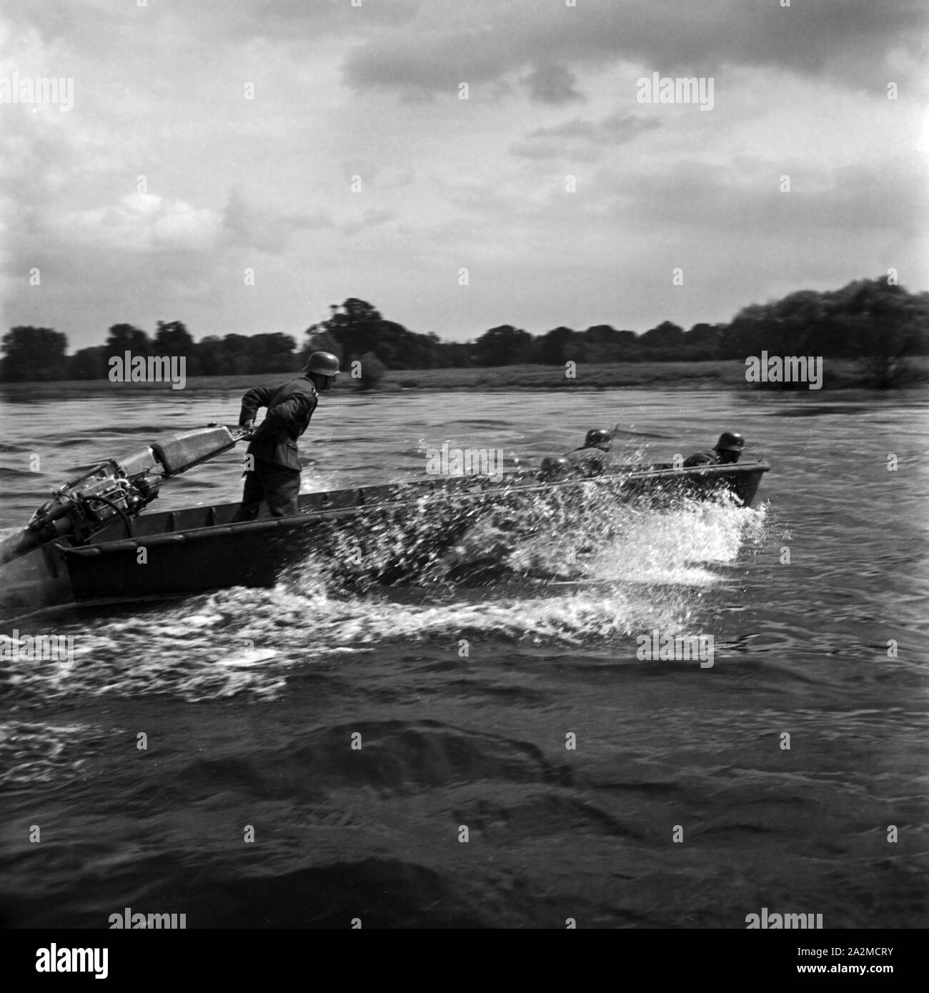 Original-Unterschrift: Sturmboote überqueren einen Fluß, Deutschland 1940er Jahre. Assault boats crossing a river, Germany 1940s. Stock Photo