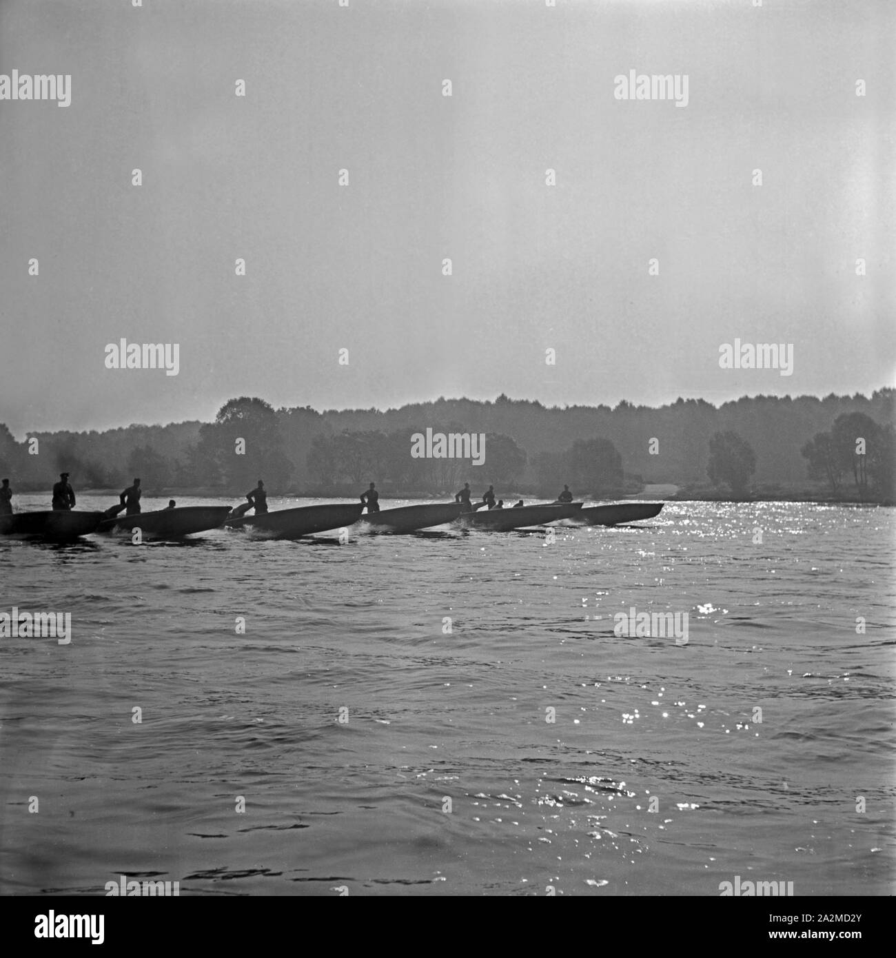 Original-Bildunterschrift: Pionier-Sturmboote fahren übungsmäßig in Reih' und Glied, Deutschland 1940er Jahr. Engineering storm boats in a row, GErmany 1940s. Stock Photo