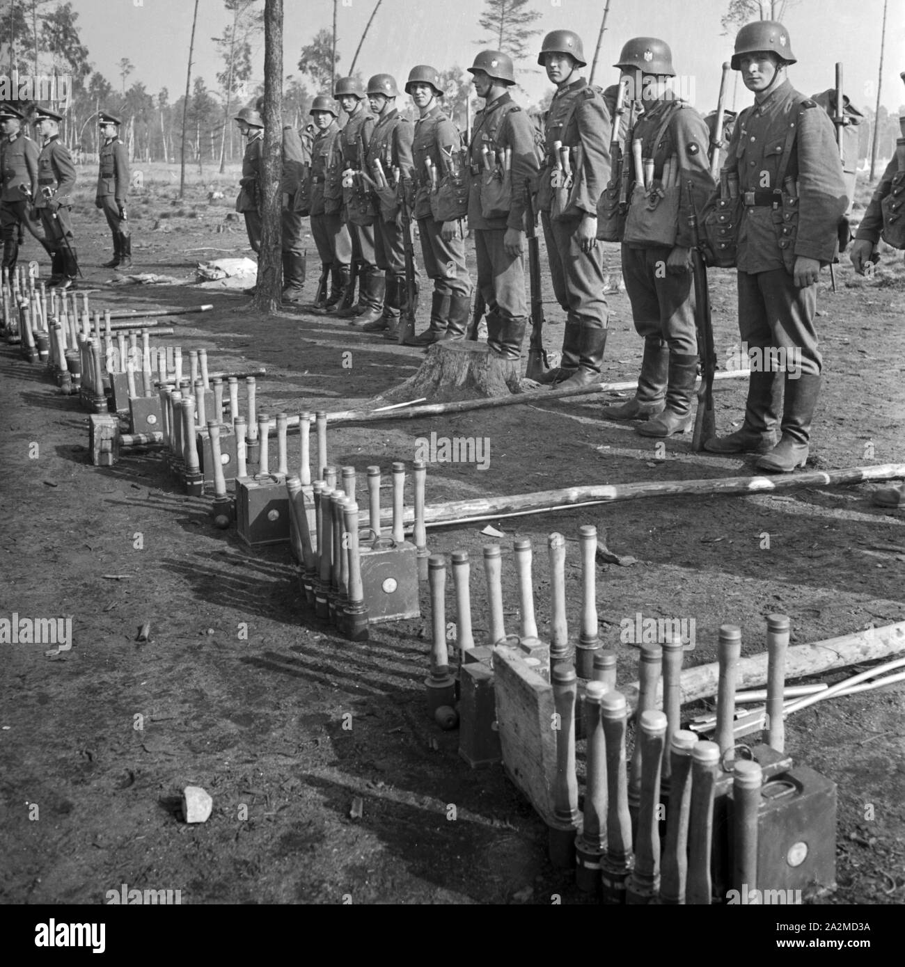 Original- Bildunterschrift: Piionier Stoßtrupp mit Ausrüstung, Deutschland 1940er Jahre. Engineering soldier group with equipment, Germany 1940s. Stock Photo