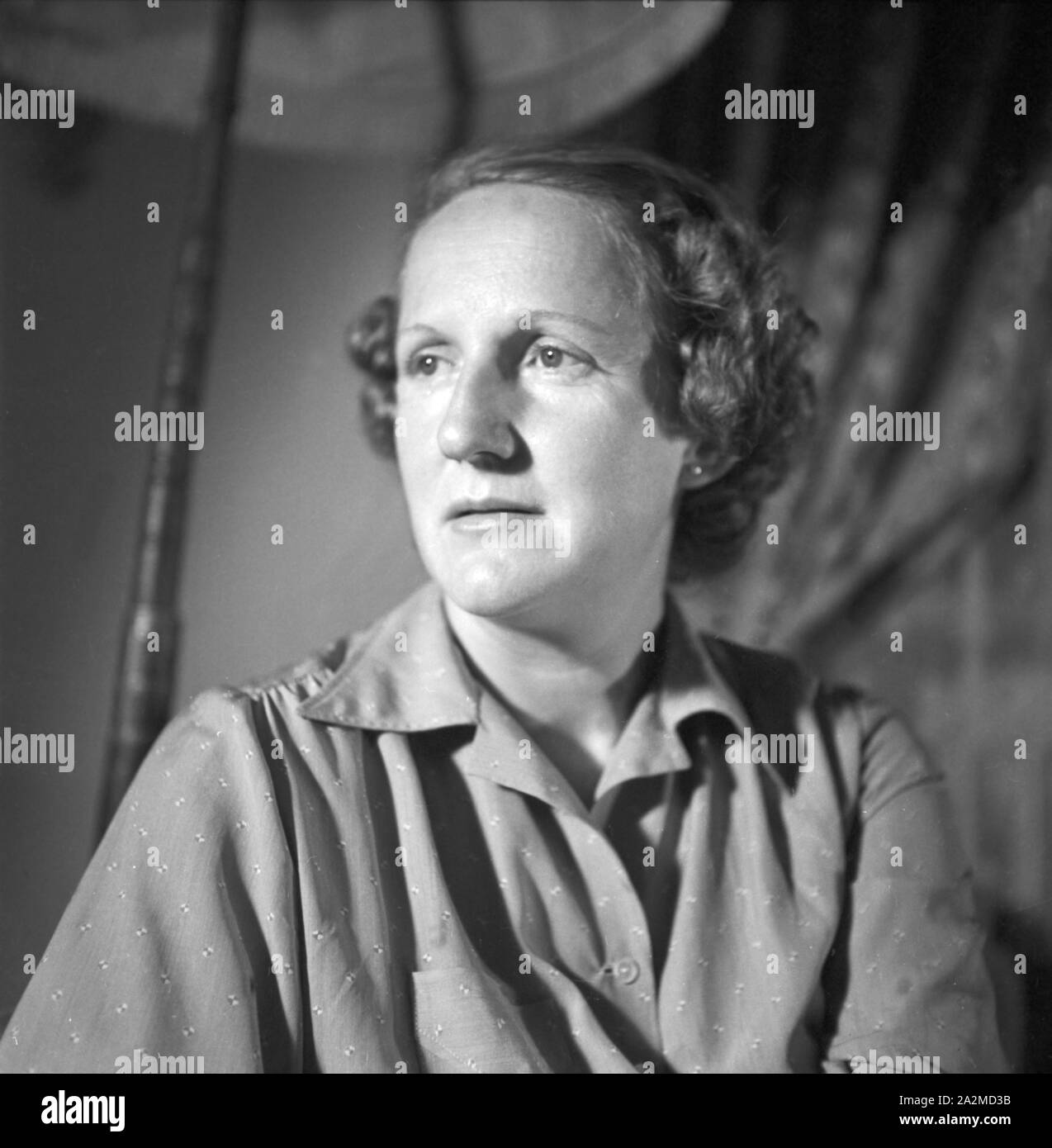 Porträt einer jungen Frau, Deutschland, 1940er Jahre. Portait of a young woman, Germany 1940s. Stock Photo