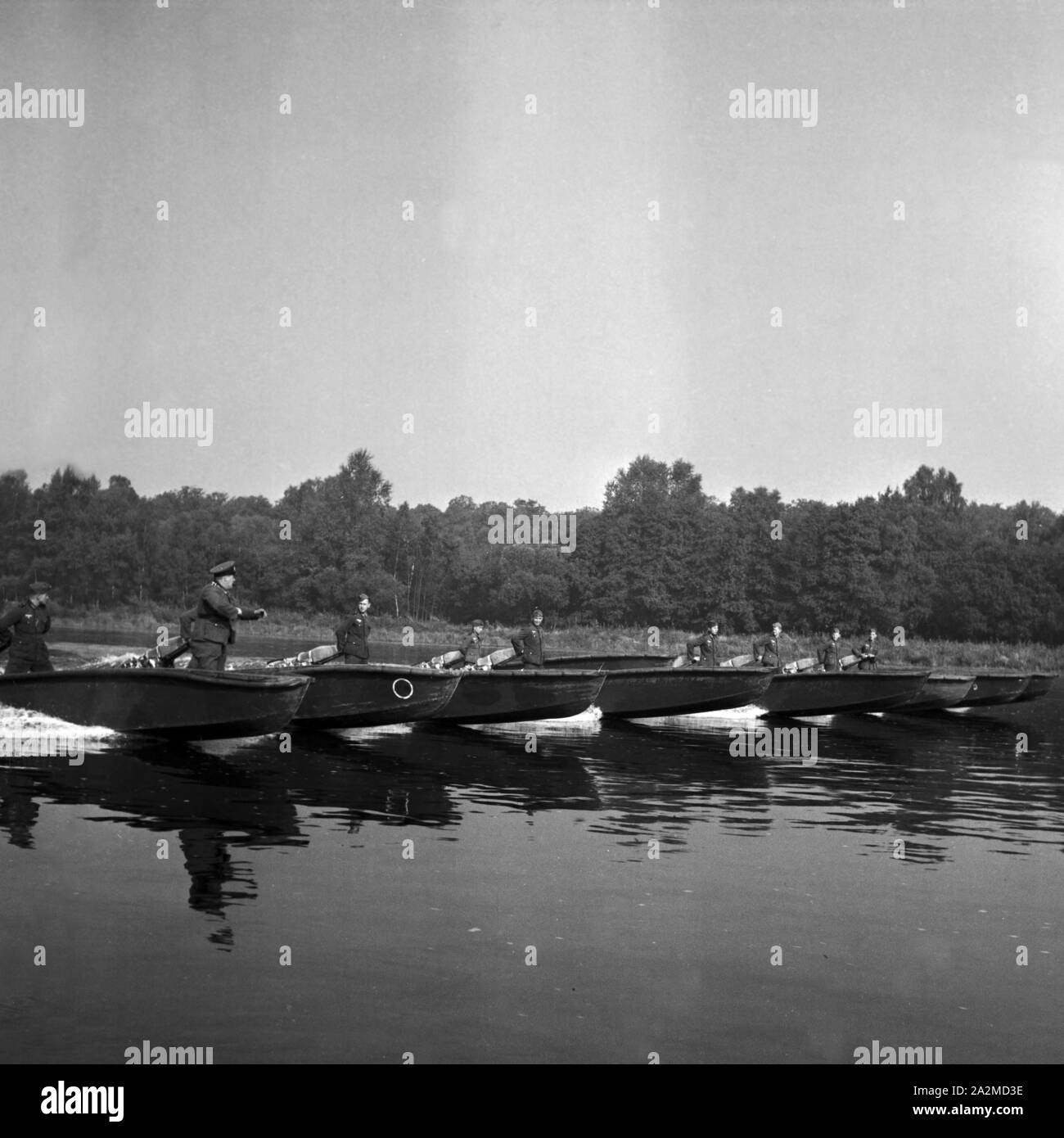 Original-Bildunterschrift: Pionier-Sturmboote fahren Übungen, Deutschland 1940er Jahre. Engineering unit's storm boats exercising, Germany 1940s. Stock Photo