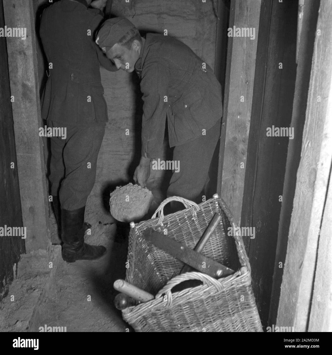 Original-Bildunterschrift: Pionier in einem unterirdischen Stollen beim Minieren, Deutschland 1940er Jahre. Soldiers of military engineering mining in a subterranean tunnel, Germany 1940s. Stock Photo