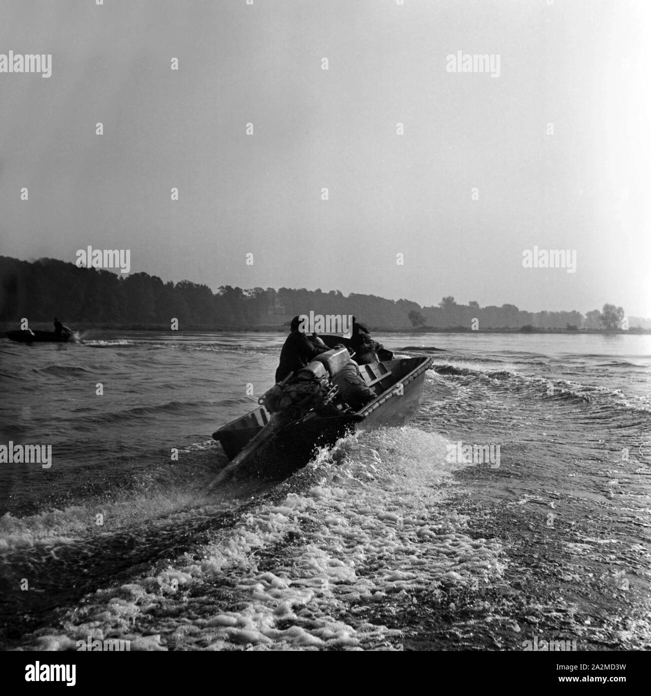 Original-Bildunterschrift: Pionier-Sturmboote bei Probefahrten, Deutschland 1940er Jahr. Engineering unit's storm boats at an exercise, Germany 1940s. Stock Photo