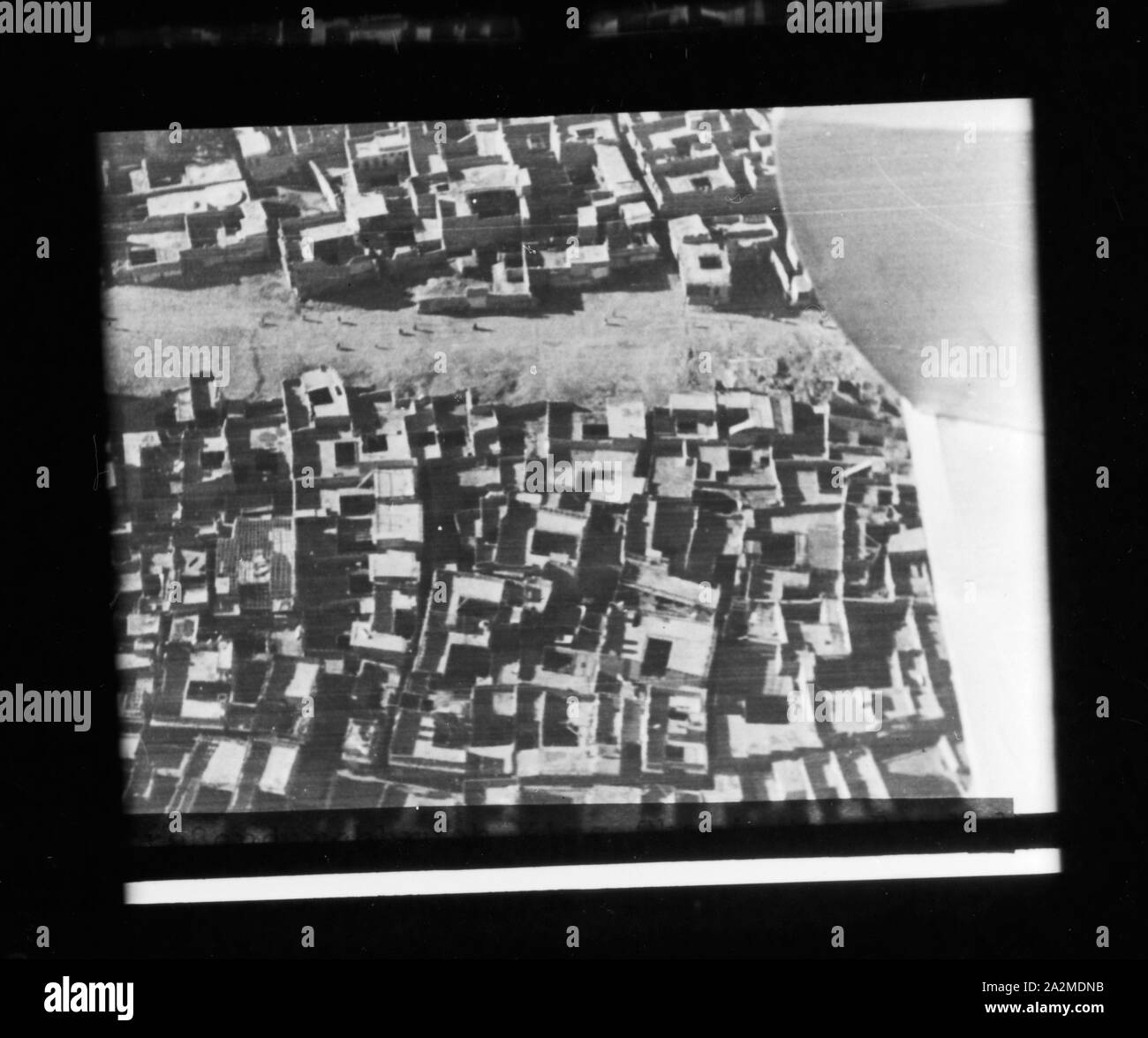 Reproduktion eines Fotos: Luftbild einer Stadt im Orient im Sonnenschein, Deutschland 1930er Jahre. Reproduction of a photograph: aerial view of an oriental city in sunset, Germany 1930s. Stock Photo