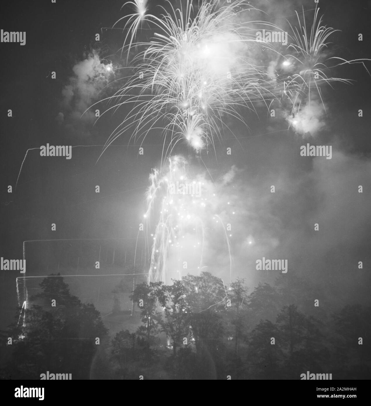Feuerwerk, Deutschland 1930er Jahre. Fireworks display, Germany 1930s. Stock Photo
