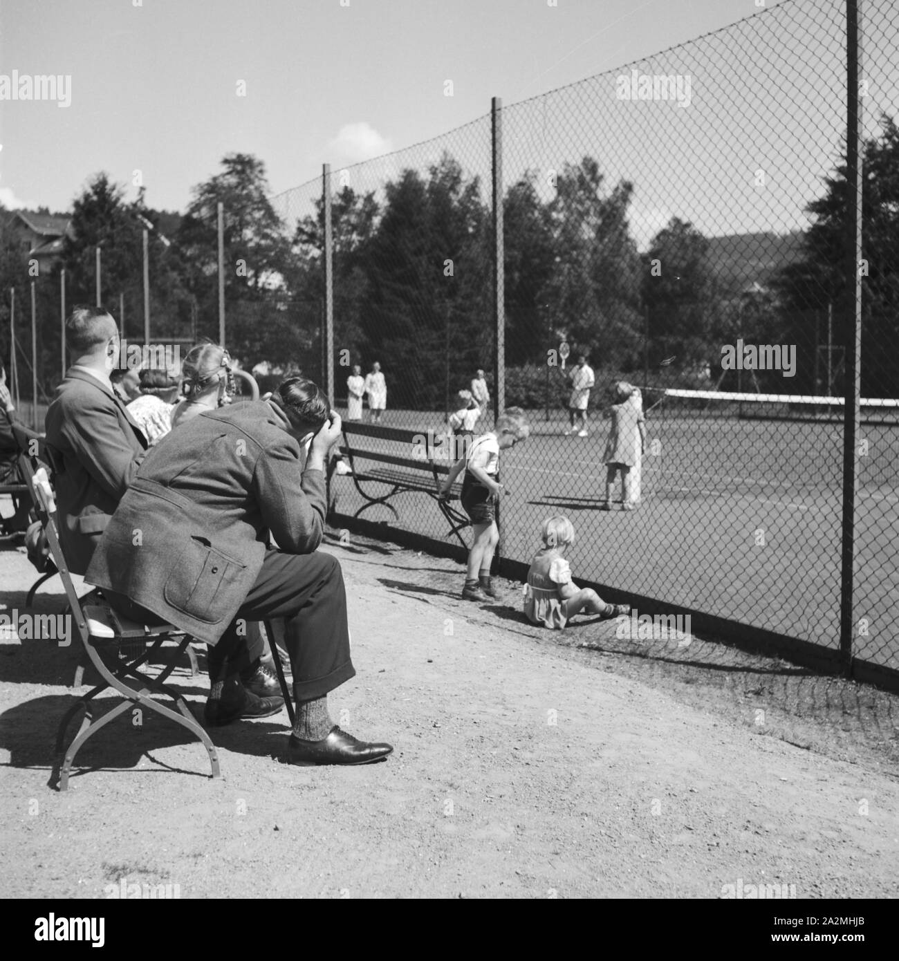 Zuschauer am Tennisplatz, Deutschland 1930er Jahre. Spectators at a tennis court, Germany 1930s. Stock Photo