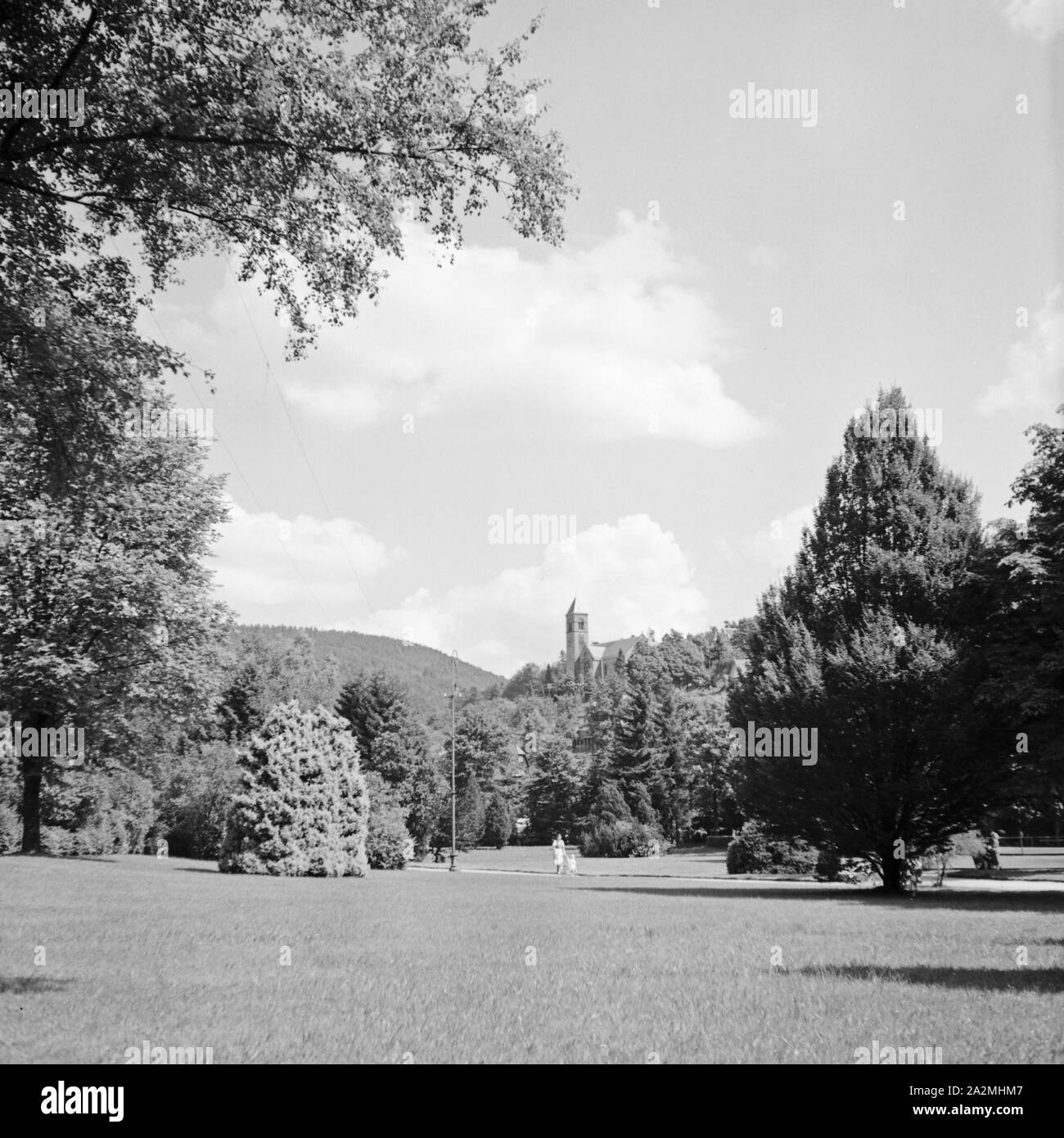 Malerischer Kurpark, Deutschland 1930er Jahre. Beautiful spa garden, Germany 1930s. Stock Photo