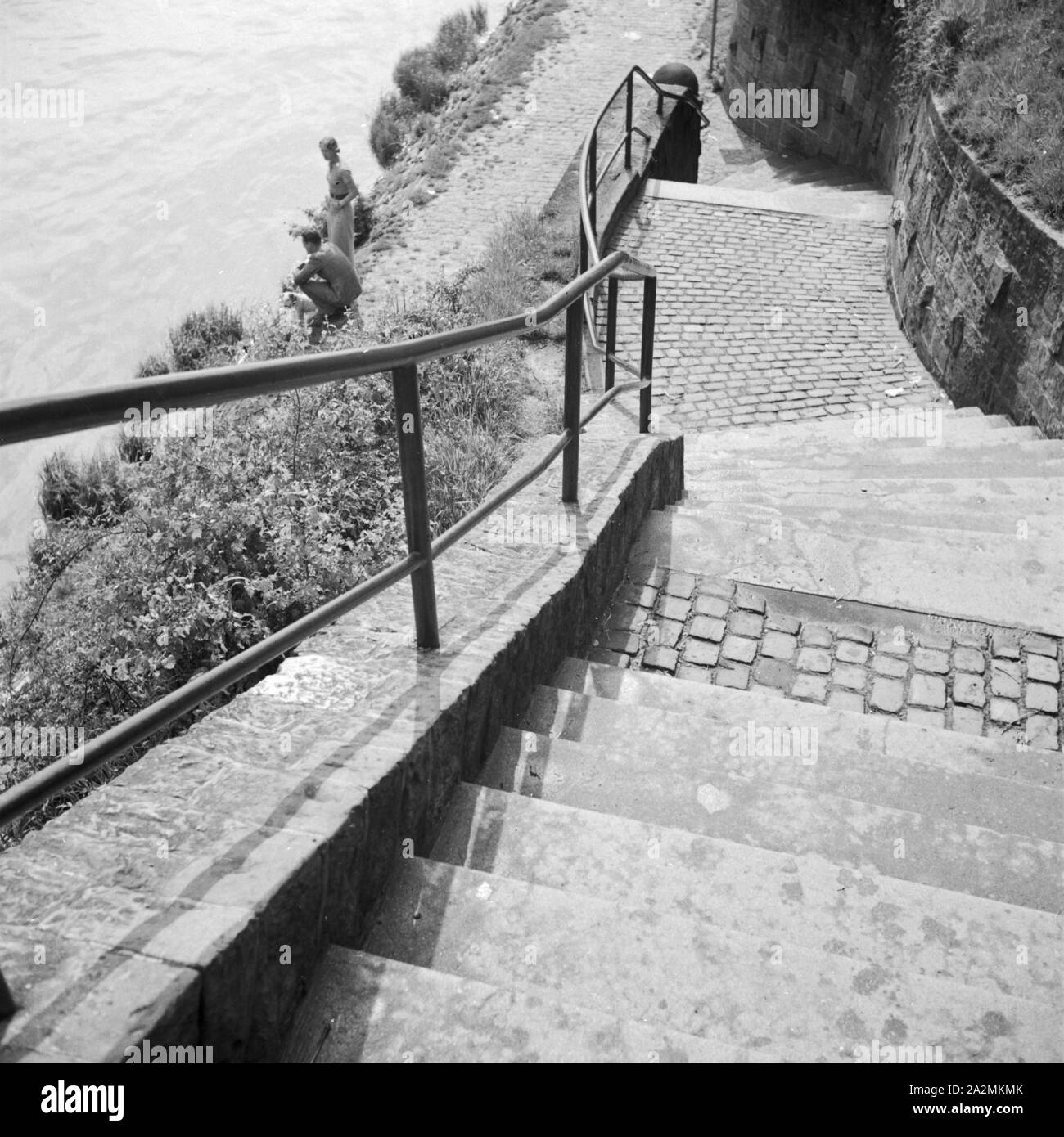 Treppe zum Ufer des Neckar in Heidelberg, Deutschland 1930er Jahre. Stairs to river Neckar shore at Heidelberg, Germany 1930s. Stock Photo