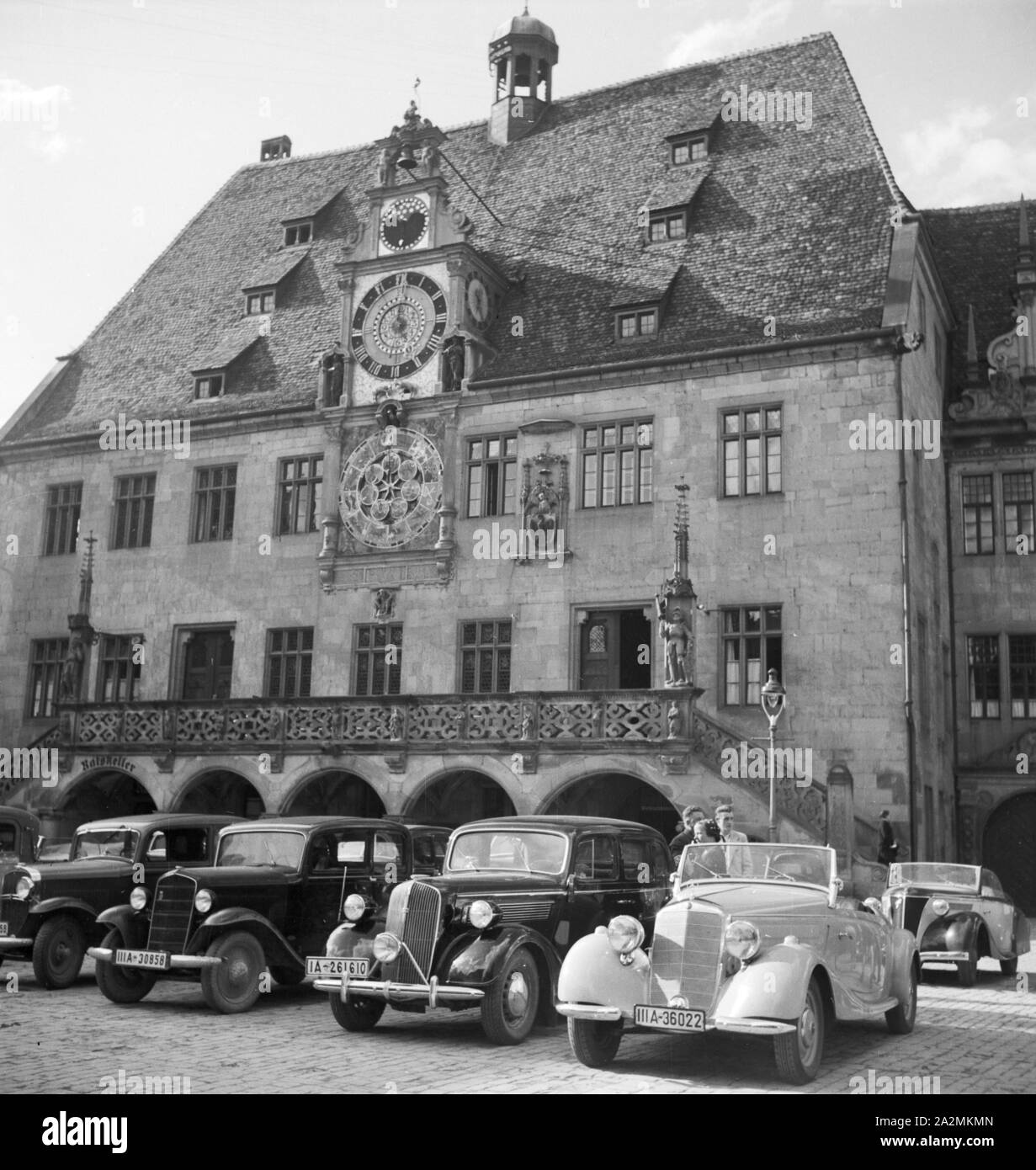 Autos parken vor dem alten Rathaus in Heidelberg, Deutschland 1930er Jahre. Cars parking in front of the old Heidelberg city hall, Germany 1930s. Stock Photo