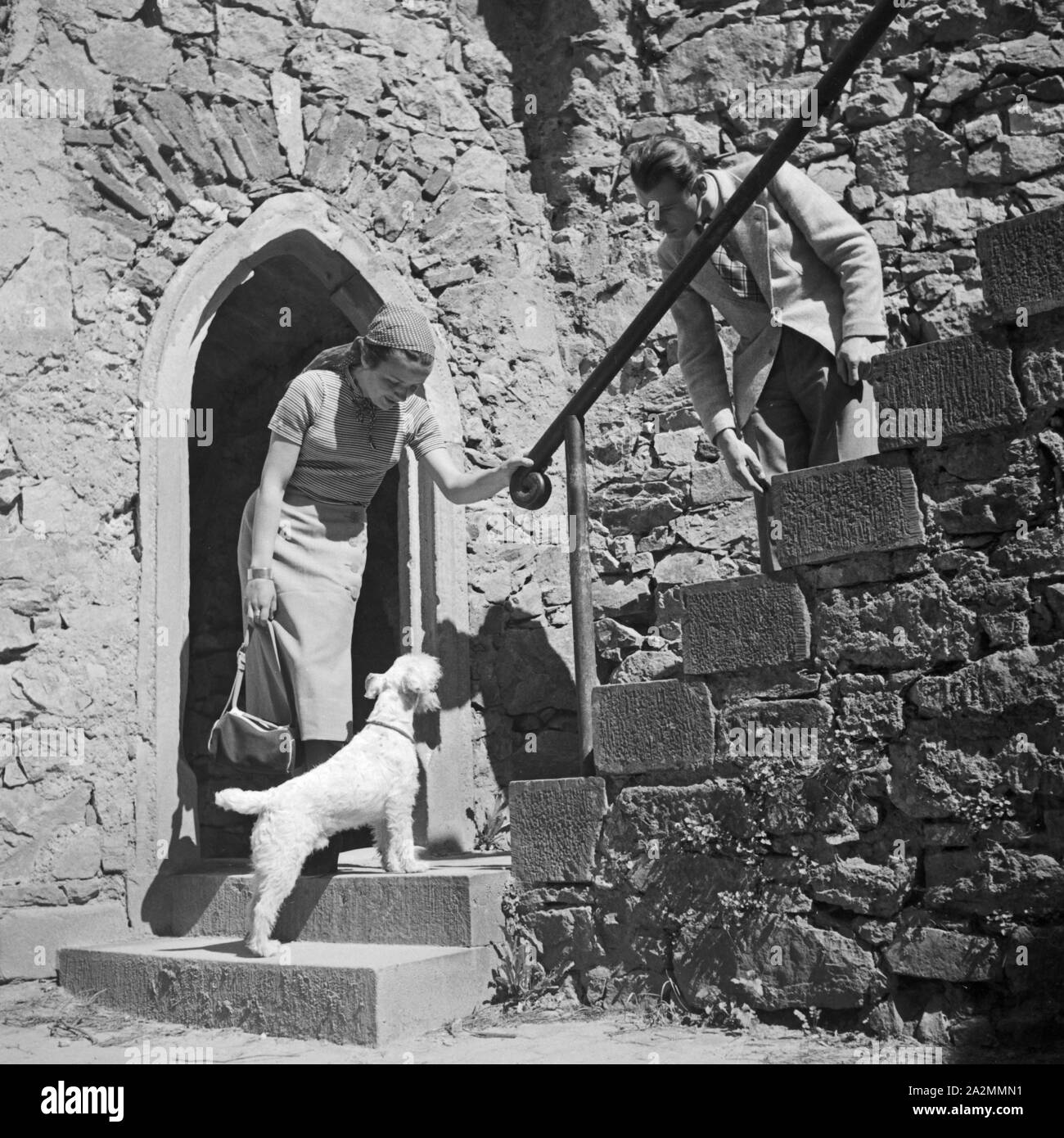 Touristen besuchen das Auerbacher Schloss im Odenwald, Deutschland 1930er Jahre. Tourists visiting the remains of Auerbach castle at the Odenwald region, Germany 1930s. Stock Photo