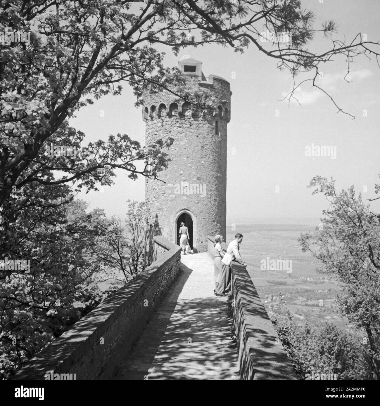 Touristen besuchen das Auerbacher Schloss im Odenwald, Deutschland 1930er Jahre. Tourists visiting the remains of Auerbach castle at the Odenwald region, Germany 1930s. Stock Photo