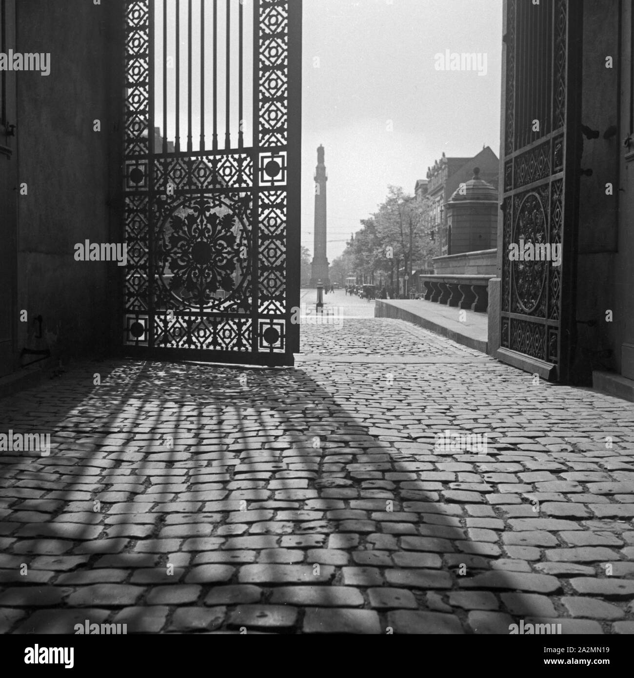 Am Portal zum Schloss in Darmstadt, gegenüber von Hotel Deuster 'Schilller Eck', Deutschland 1930er Jahre. At the entrance gate of Darmstadt castle, Germany 1930s. Stock Photo