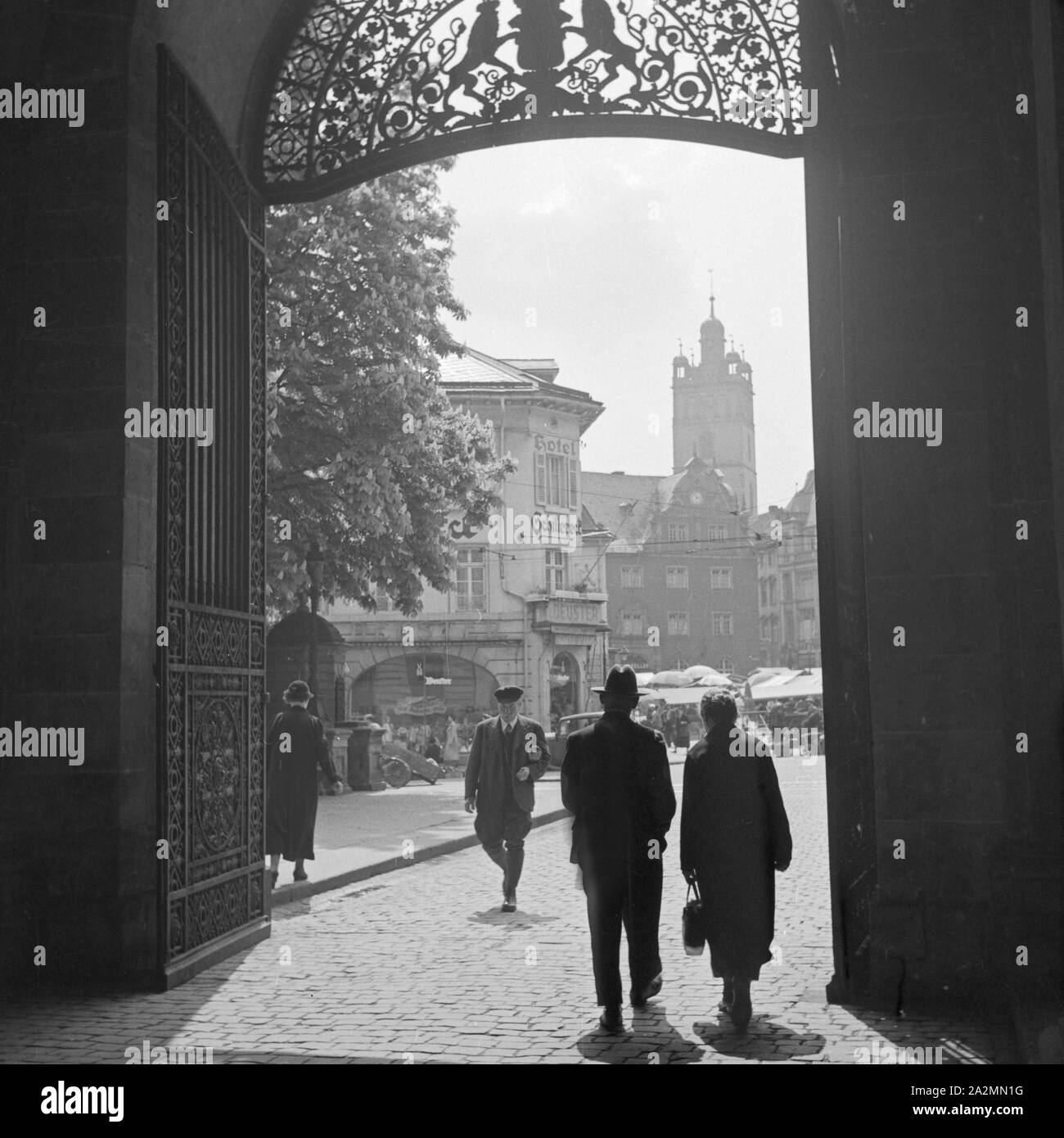 Am Portal zum Schloss in Darmstadt, gegenüber von Hotel Deuster "Schilller Eck", Deutschland 1930er Jahre. At the entrance gate of Darmstadt castle, Germany 1930s. Stock Photo