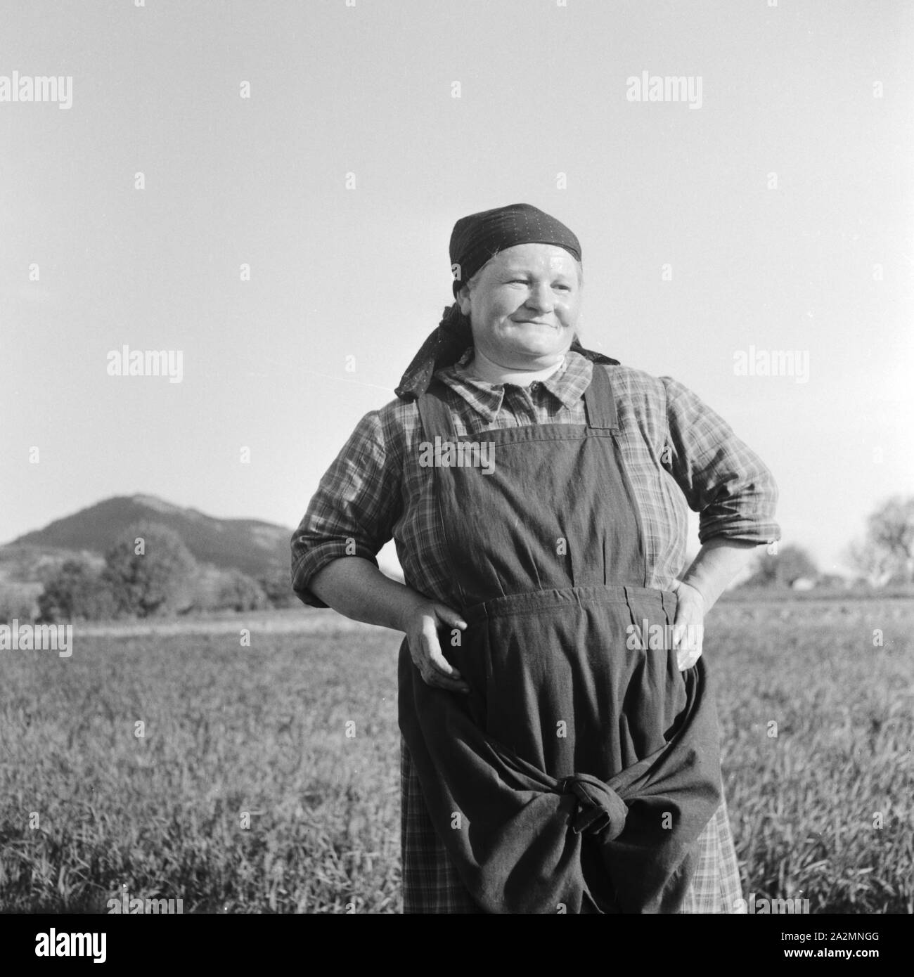 Zufriedene Bäuerin, Deutschland 1930er Jahre. Happy farm woman, Germany 1930s. Stock Photo