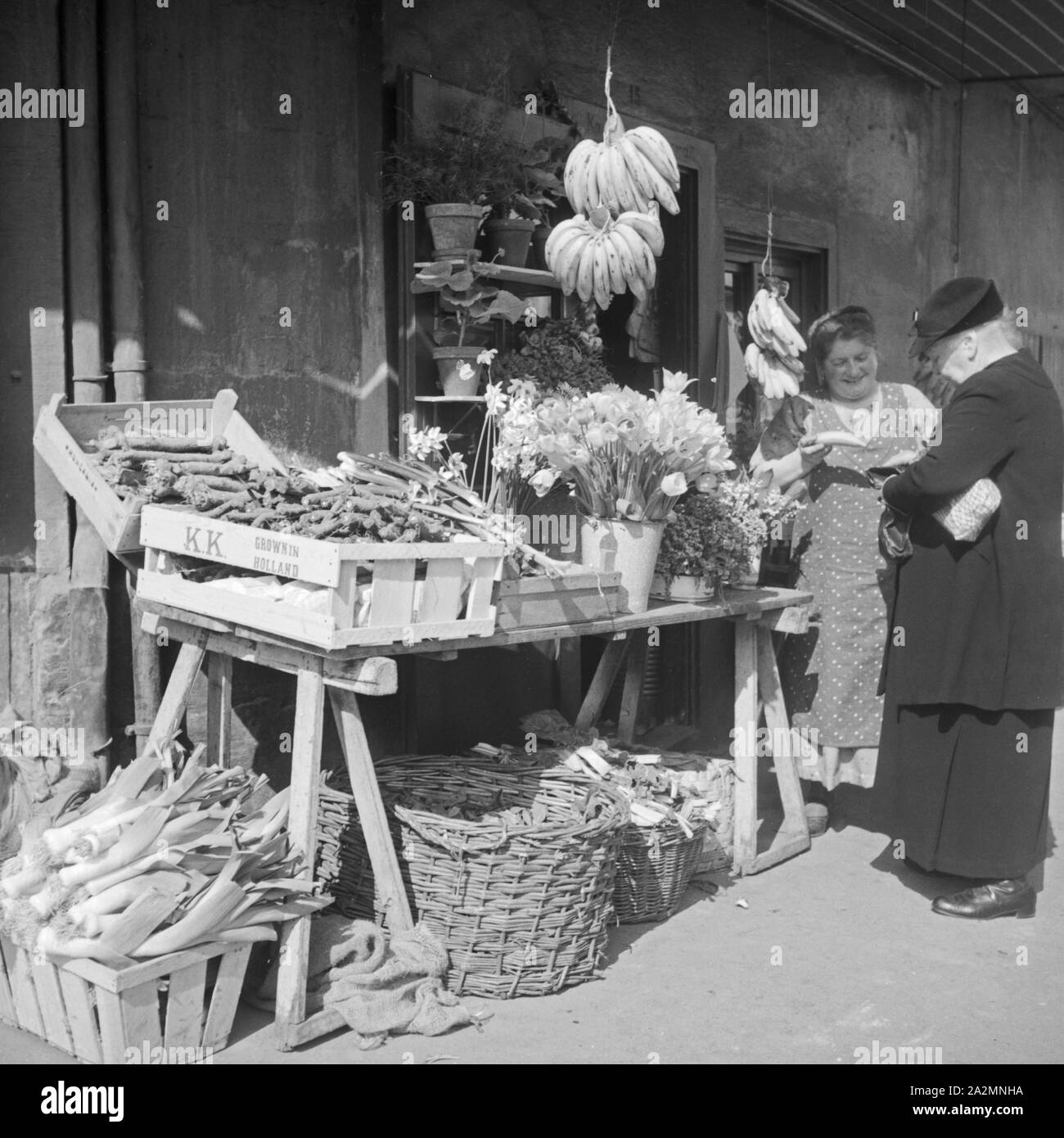 Zwei Frauen auf dem Markt, Deutschland 1930er Jahre.Two women at the market, Germany 1930s. Stock Photo