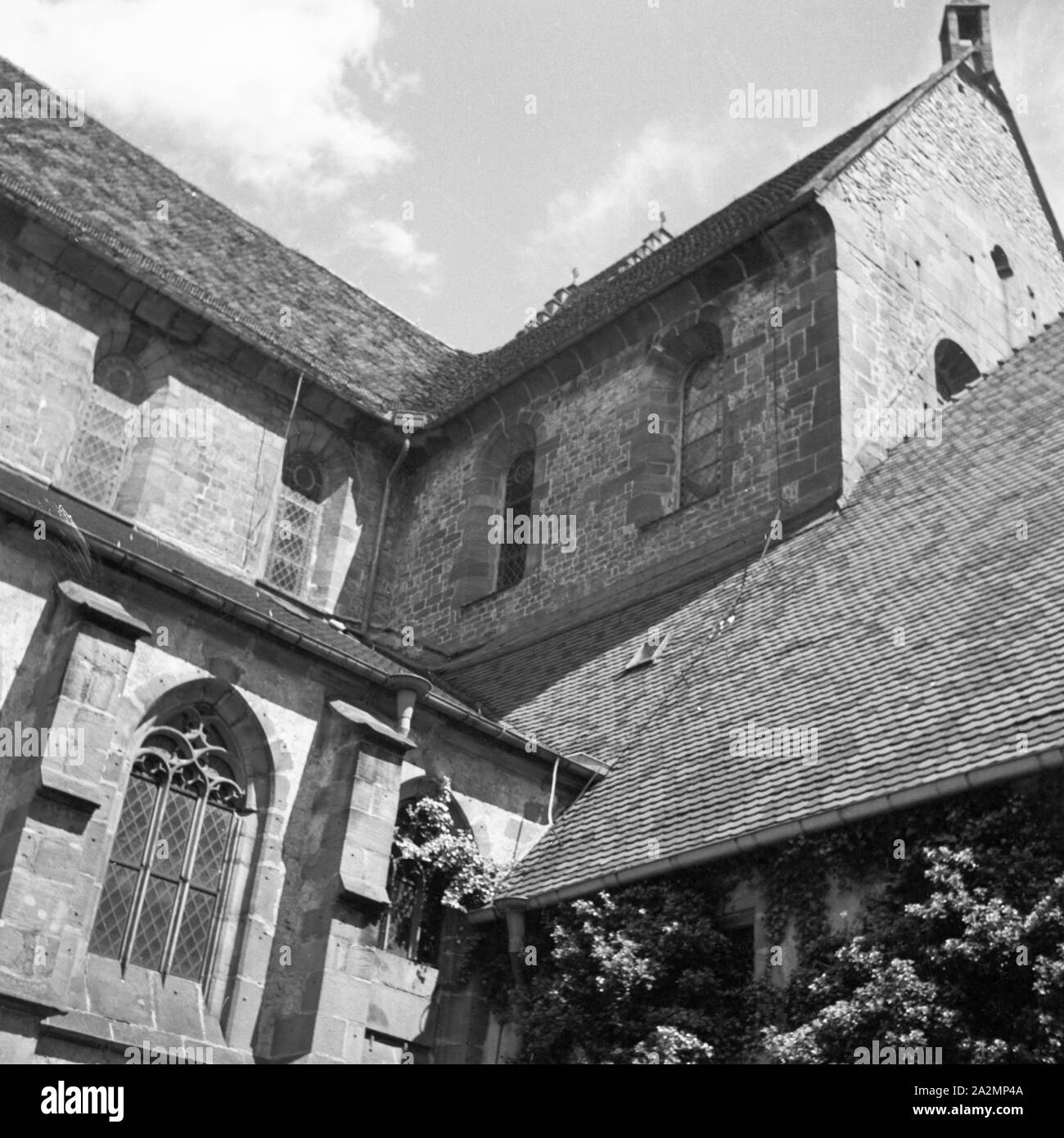 Im Innenhof eines Klosters, Deutschland 1930er Jahre. Inner courtyard of a convent, Germany 1930s. Stock Photo