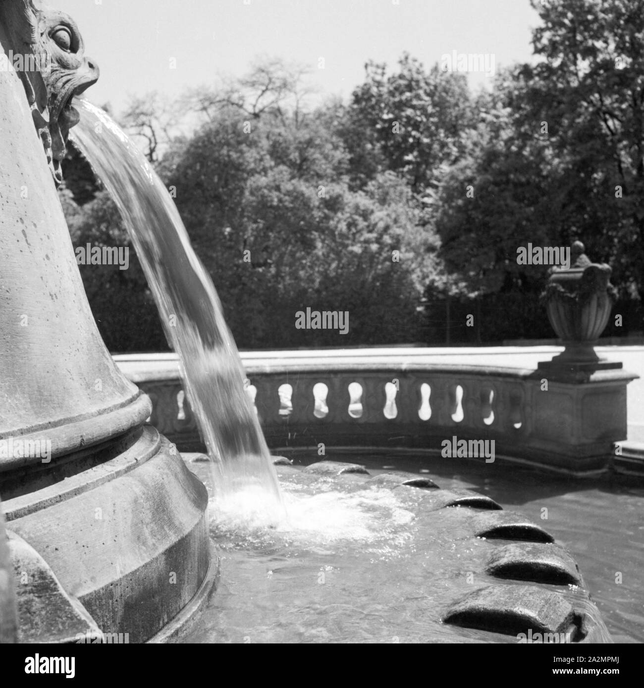 Springbrunnen, Deutschland 1930er Jahre. Fountain, Germany 1930s. Stock Photo