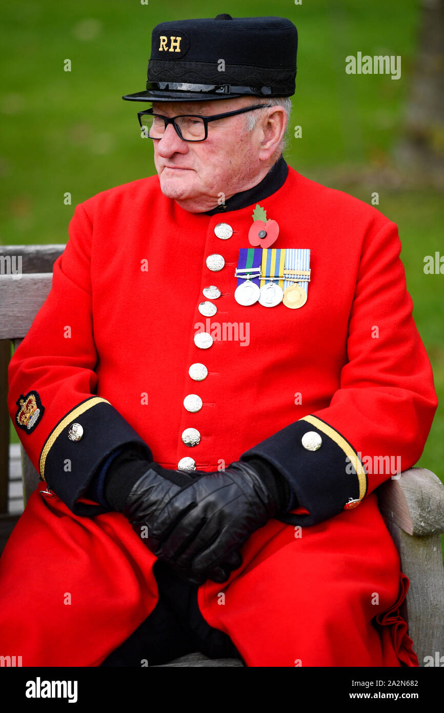 Britain's Got Talent winner and Chelsea pensioner 89-year-old Colin Thackery at the National Memorial Arboretum during filming for a Remembrance Sunday special. Stock Photo