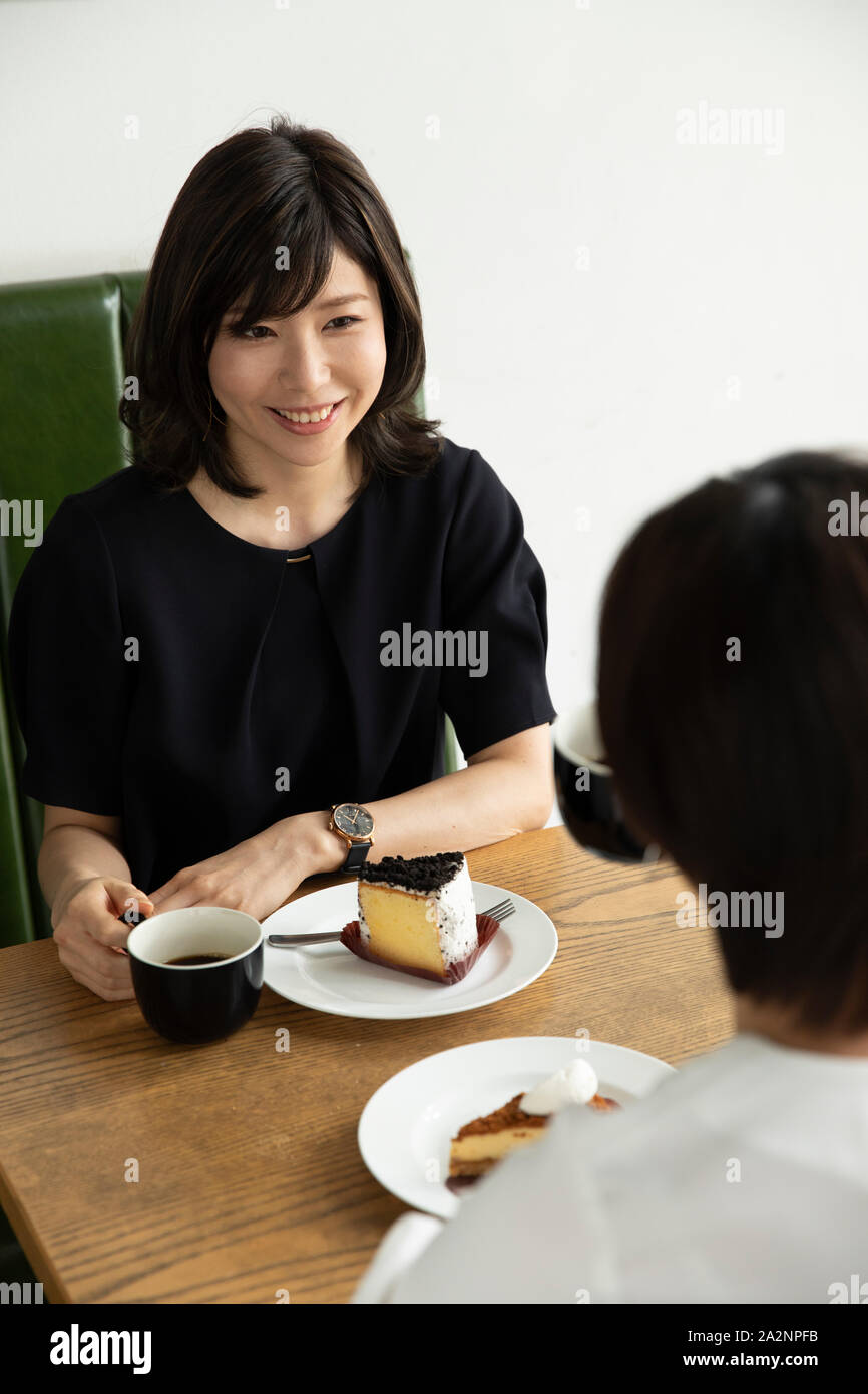 Japanese women at a cafe Stock Photo - Alamy
