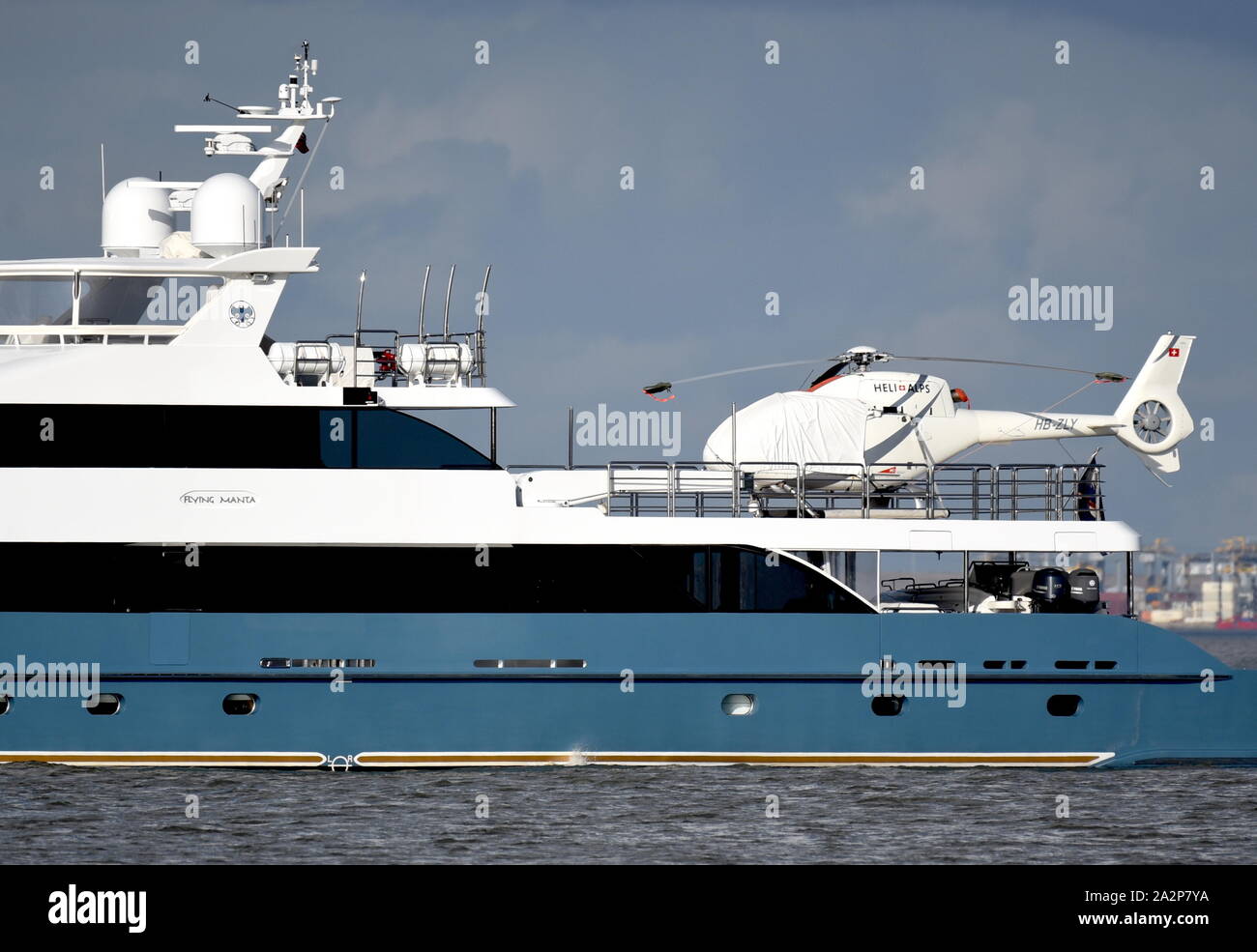 Flying manta yacht hires stock photography and images Alamy