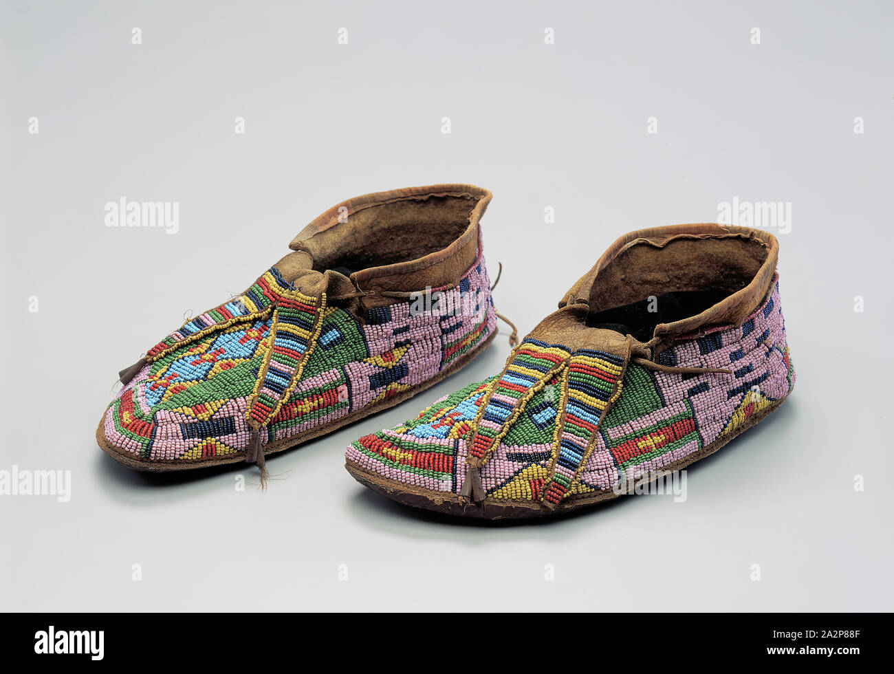 Sioux, Native American, Pair of Moccasins, ca. 1875, cowhide, deerskin, and  glass beads, Overall (2000.24.A): 3 1/2 × 10 5/8 × 4 1/8 inches (8.9 × 27 ×  10.5 cm Stock Photo - Alamy