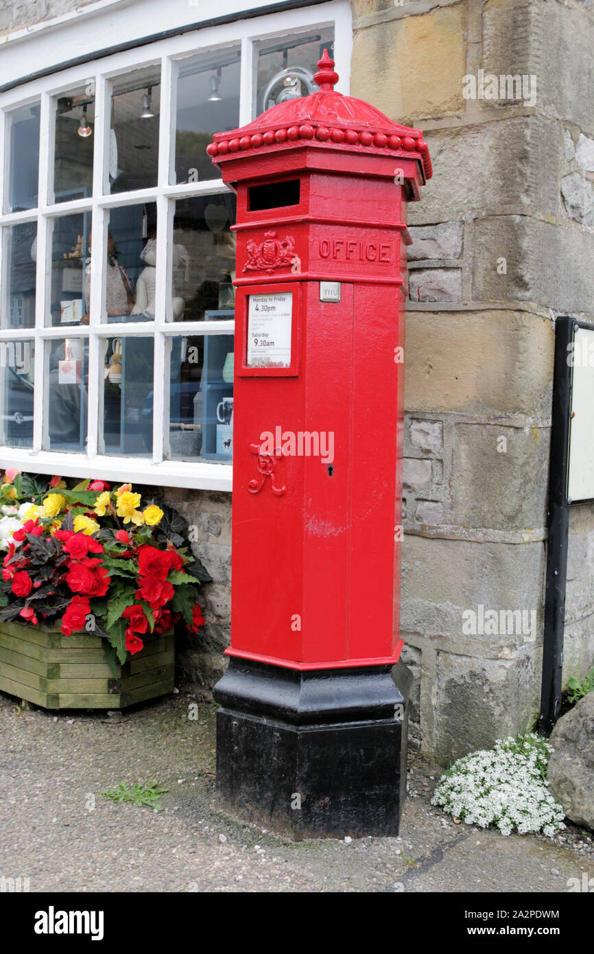 Replica hexagonal Penfold post box outside the Beresford Team Rooms and Post Office in Hartington Stock Photo