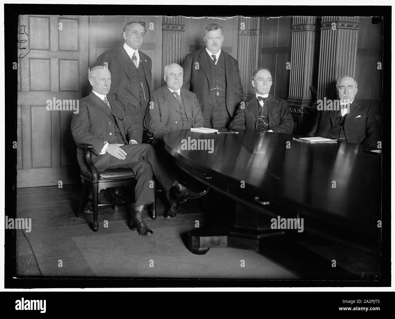 RAILWAY WAGE COMMISSION. CREATED JANUARY 18, 1918 BY DIRECTOR GENERAL OF RAILROADS. SEATED: J.H. COVINGTON; FRANKLIN K. LANE; CHARLES C. McCHORD; WILLIAM R. WILCOX. STANDING: W.A. RYAN; F.W. LEHMAN Stock Photo