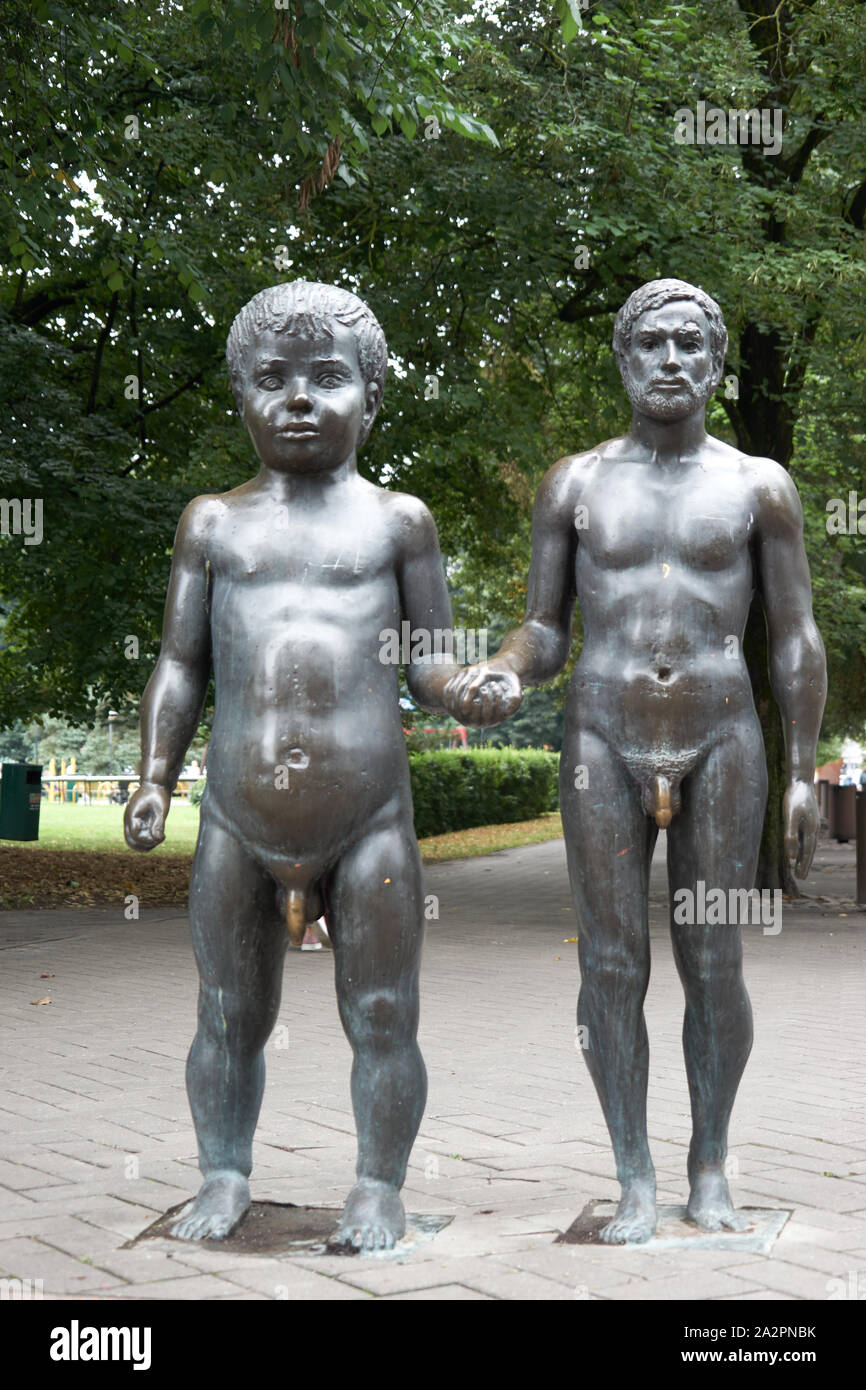 Skulptur „Vater und Sohn'  in der Küüni-Straße, Tartu, von Bildhauers Ülo Õun, Estland, Europa Stock Photo