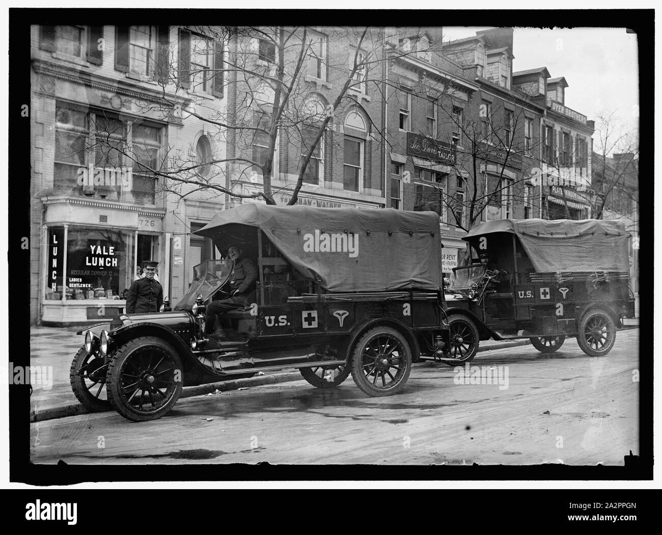 RED CROSS, AMERICAN. ARMY TRUCKS AND TRAILERS FOR RED CROSS SUPPLIES Stock Photo