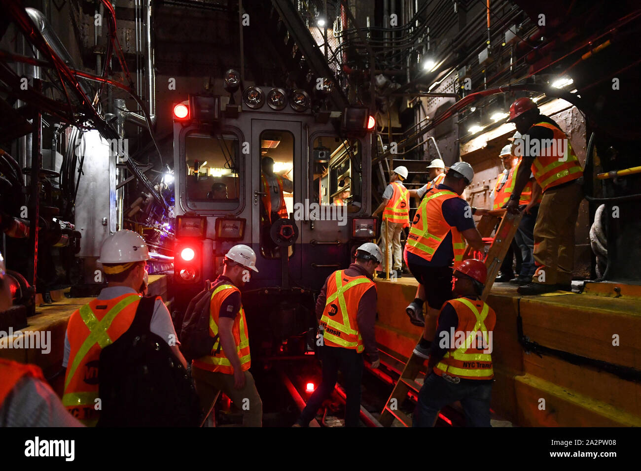 Governor Andrew Cuomo visit to the L Project tunnel rehabilitation, New York, USA - 29 Sep 2019 - MTA workers inside the L train subway tunnel. Stock Photo