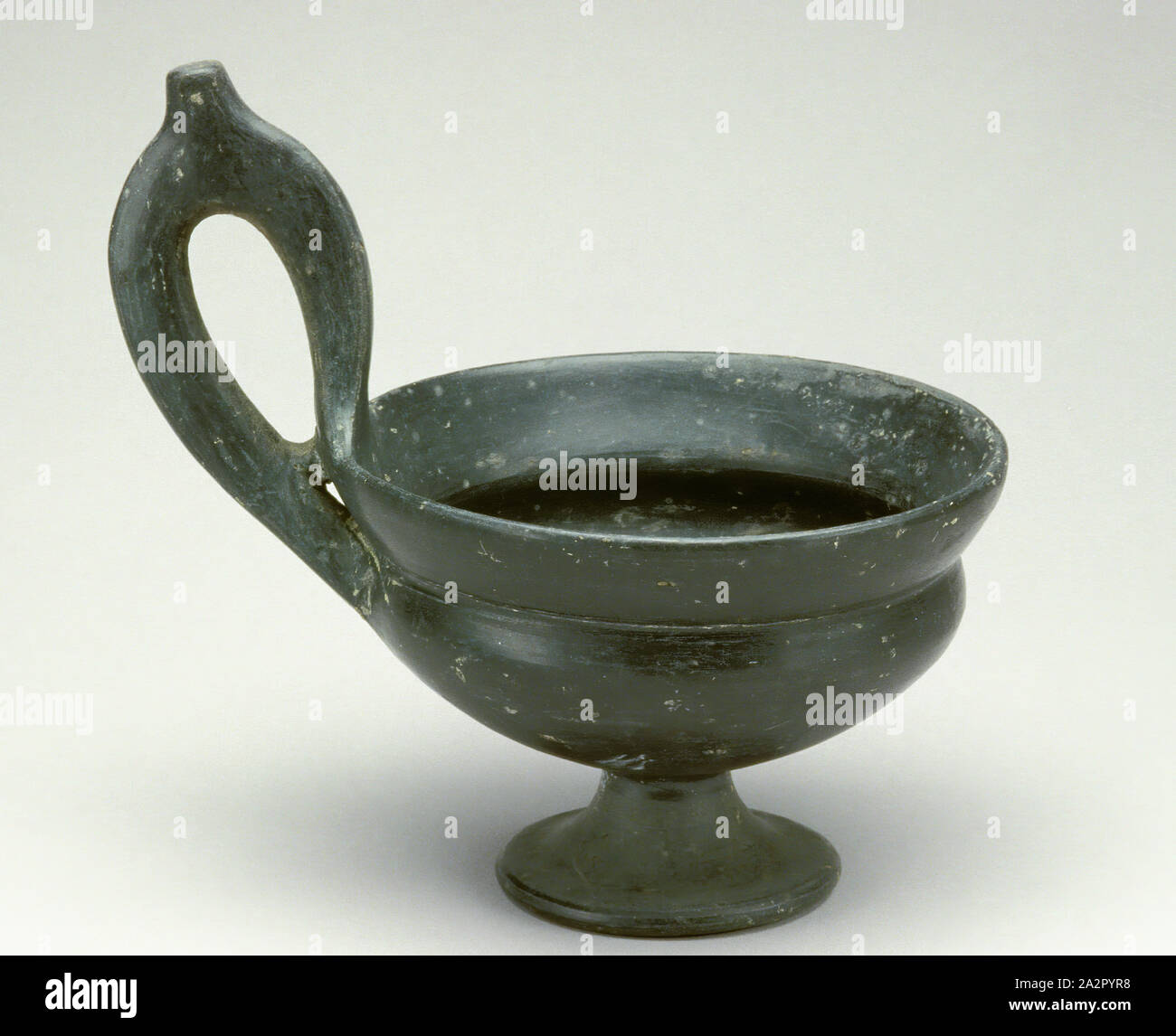 Etruscan, Drinking Cup, late 7th/mid 6th Century BC, ClayFGDFSBSV, height to handle top: 6 3/8 in Stock Photo
