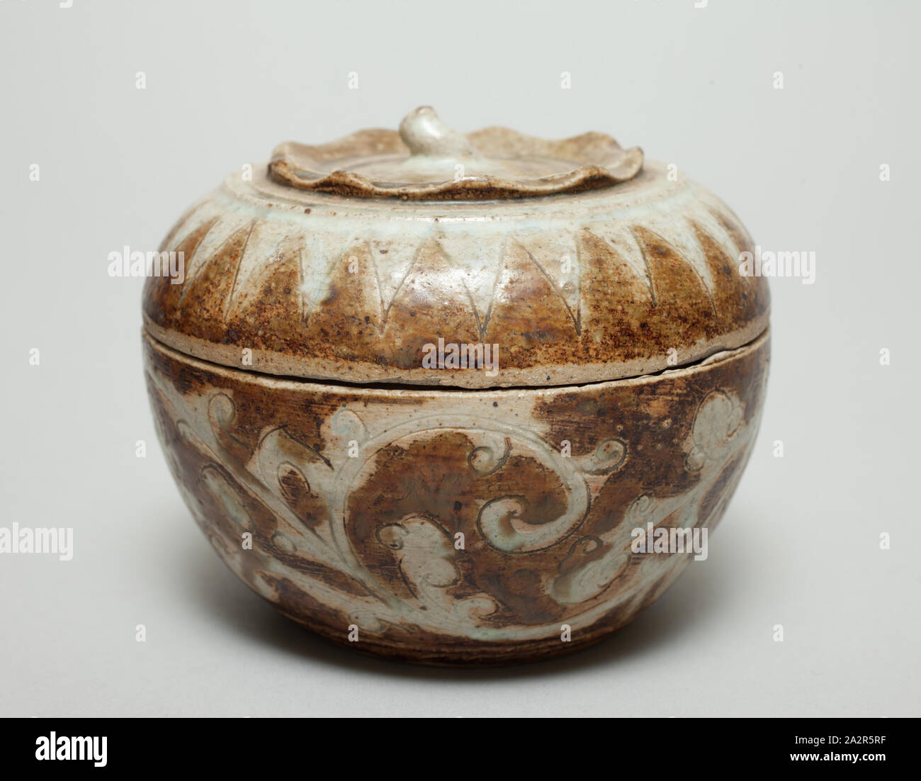 Thai, Covered Box, 1378/1767, glazed stoneware, 4 5/8 x 3 3/4 in Stock Photo