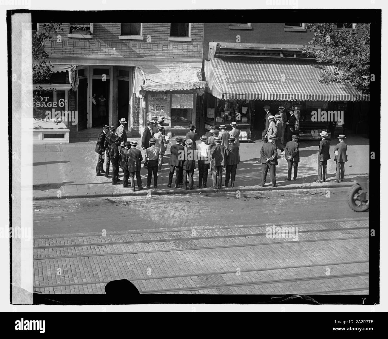 Racing crowd Black and White Stock Photos & Images - Alamy