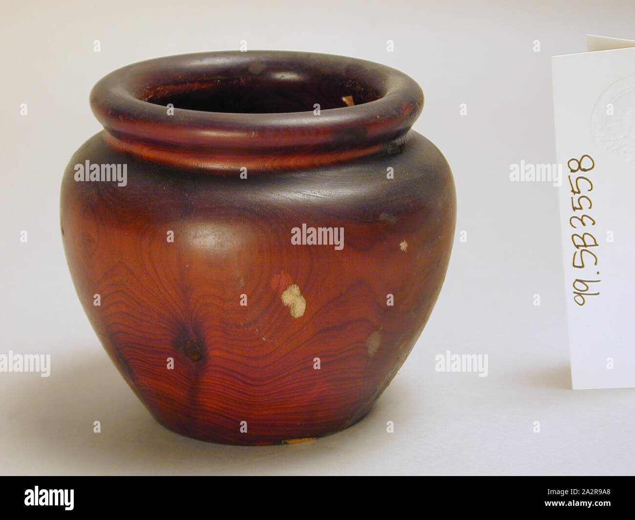 Urn shaped hires stock photography and images Alamy