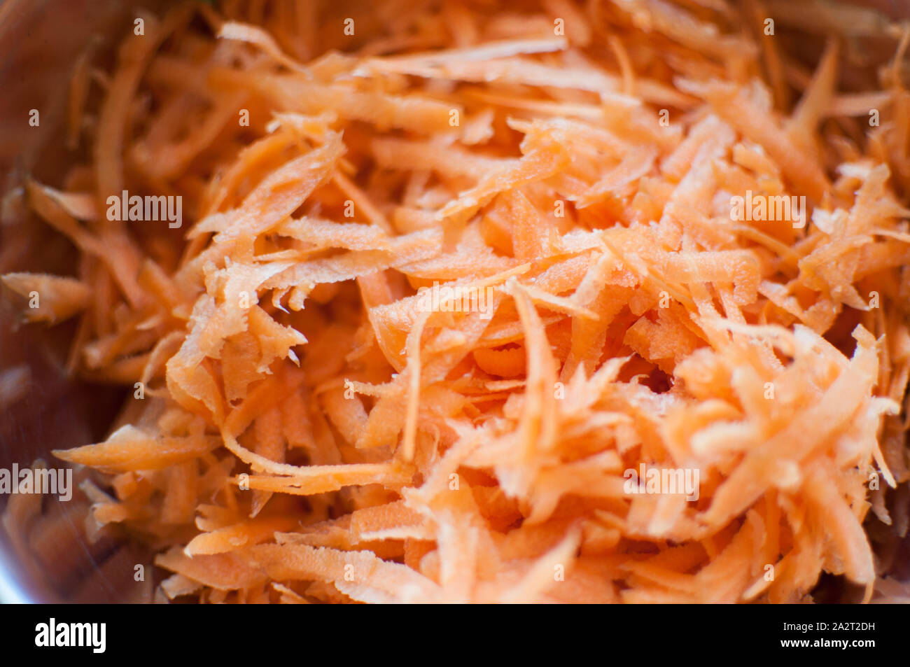 chef shredding carrots with grater in kitchen Stock Photo - Alamy