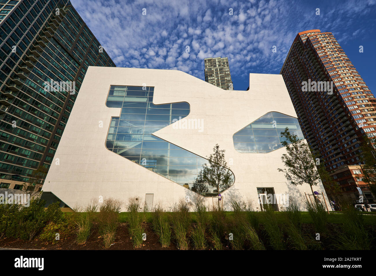 Hunters Point Community Library, designed by Steven Holl Architects ...