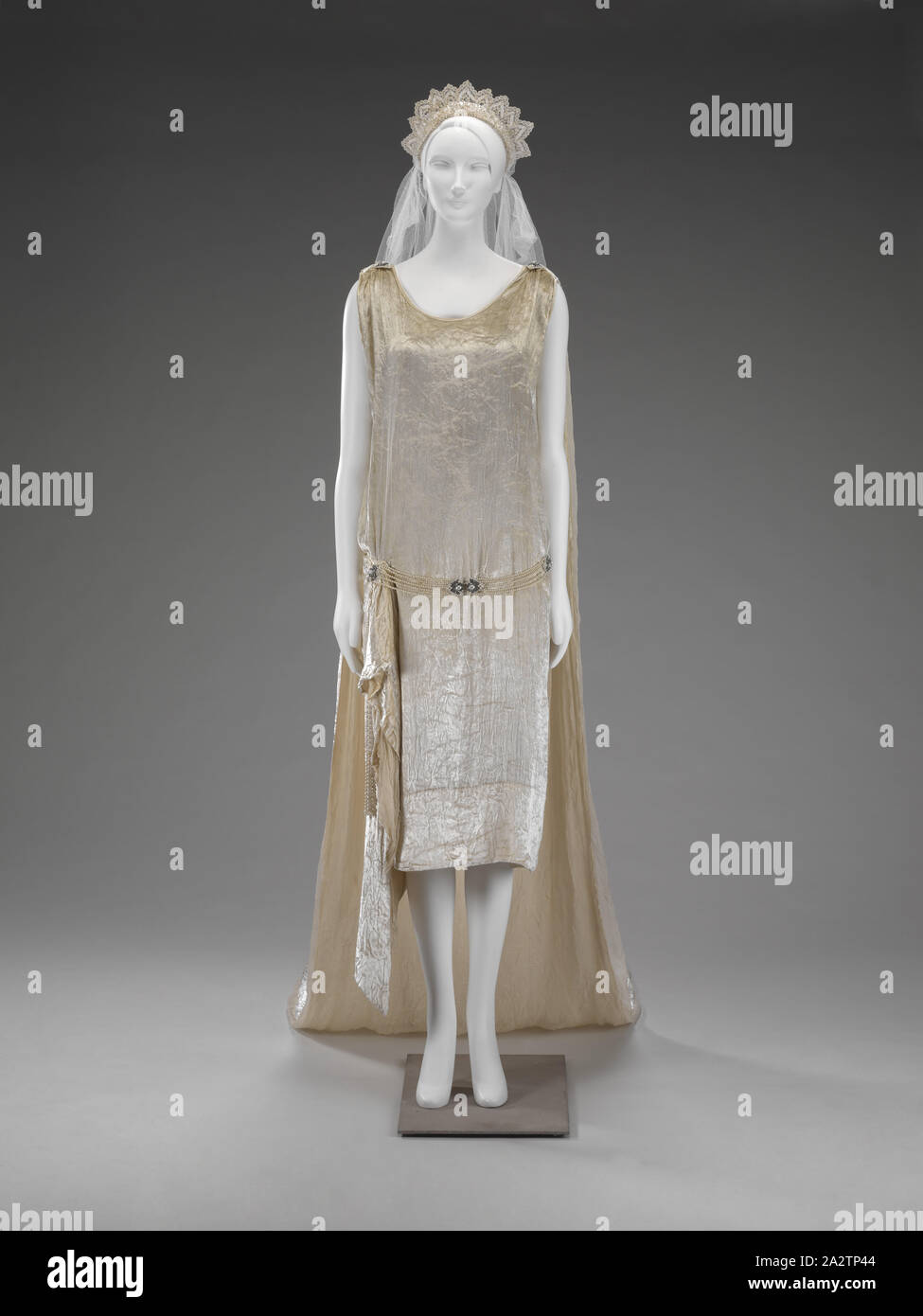 Dress with train hi-res stock photography and images - Alamy, image size:975x1390