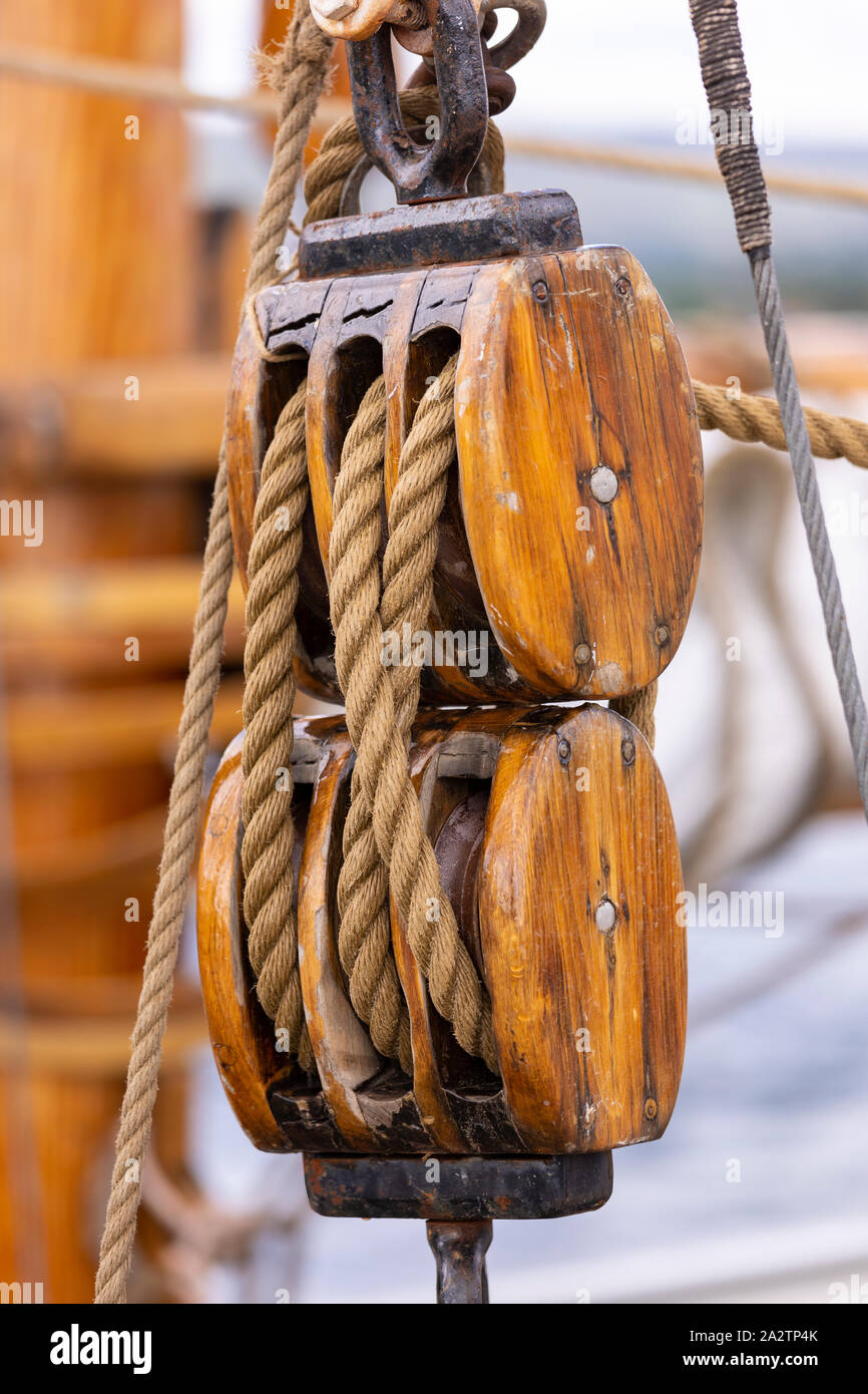 Rope and pulleys hires stock photography and images Alamy