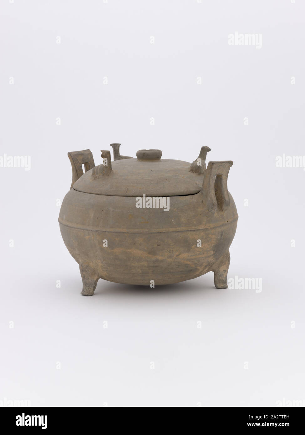 covered ritual cooking vessel (ding), Eastern Zhou dynasty, Eastern Zhou dynasty, 300-200 B.C.E., earthenware, 8-3/8 x 11-3/8 (diam.) in., Asian Art Stock Photo