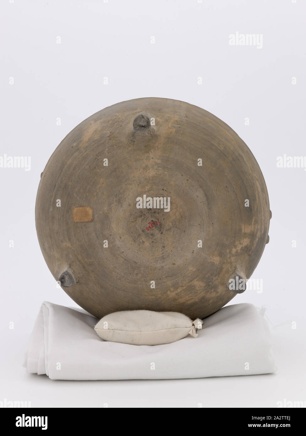 covered ritual cooking vessel (ding), Eastern Zhou dynasty, Eastern Zhou dynasty, 300-200 B.C.E., earthenware, 8-3/8 x 11-3/8 (diam.) in., Asian Art Stock Photo