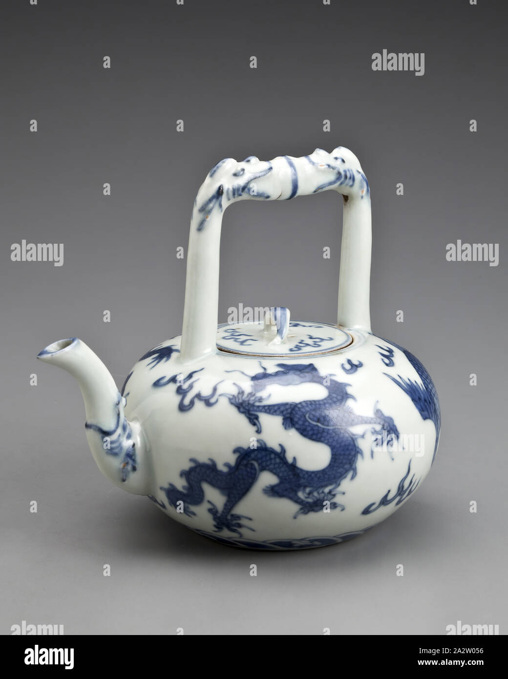 tea pot, Wanli, Ming dynasty, period, Wanli, 1573-1619, porcelain with cobalt underglaze, 5-7/8 x 5 (diam.) in., six character reign mark inside a double circle in underglaze blue, Asian Art Stock Photo