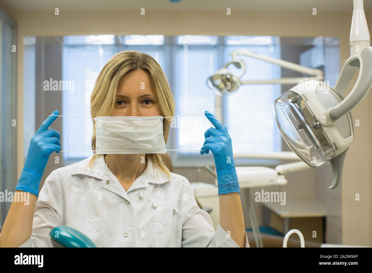 Dental surgeon wearing surgical mask hi-res stock photography and ...