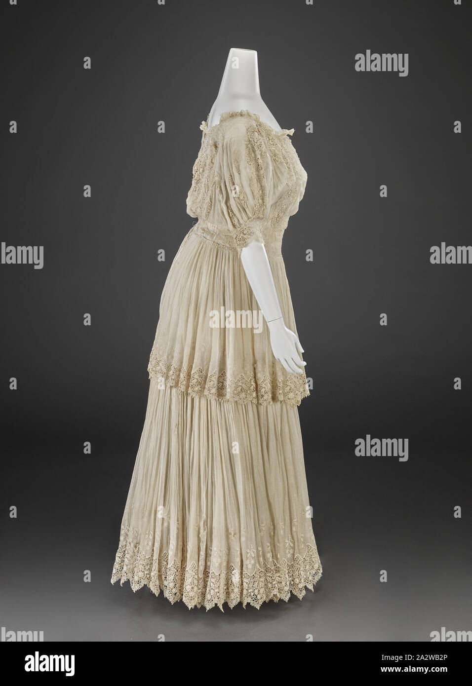 dress, Unknown, about 1906, cotton, center back 51 in., center front 46 in., bust 30 in., waist 24 in., hips 32 in., sleeve length 11 in., shoulders 16-1/2 in., American, Textile and Fashion Arts Stock Photo