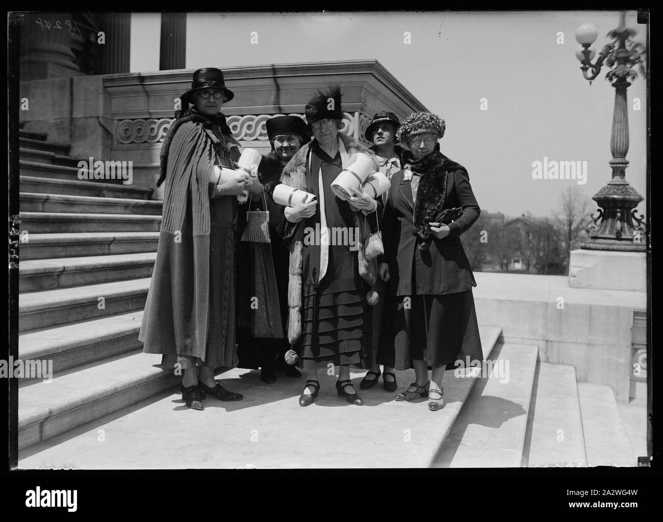 Rep. from six Iowa organizations present a petition of 35,000 names from 16 Iowa organizations urging a World Court to Congress. L to r: Mrs. Ernest W. Brown, Mrs. J.P. Mills, Miss Anne Cummings, sister of Sen. Cummings, Josephine Jenker, Mrs. E.W. Swalm, all from Des Moines, Iowa Stock Photo