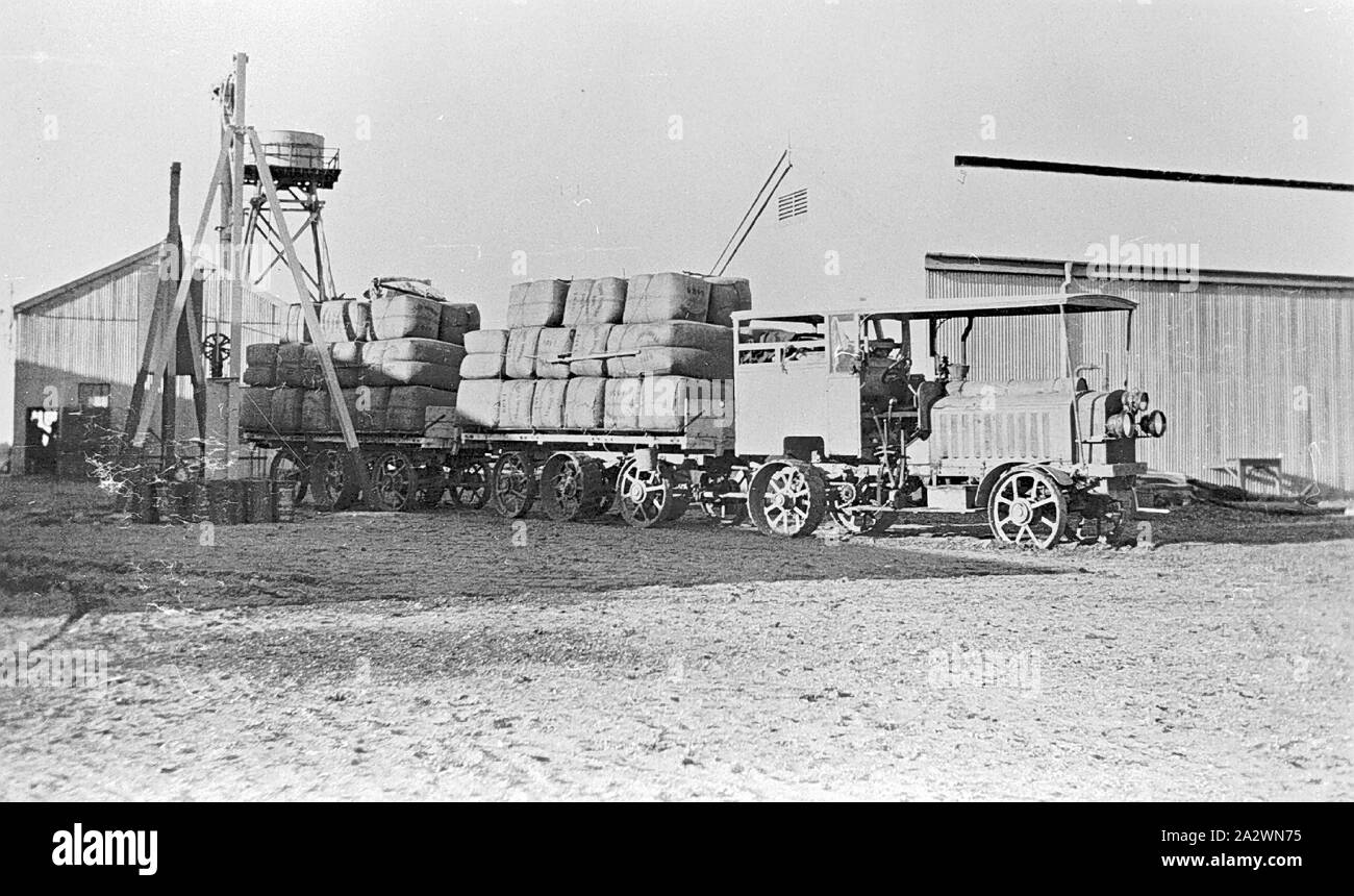 Negative - Tractor & Wagons Laden With Wool Bales on 'Portland Downs' Station, Isisford District, Queensland, circa 1915, A tractor and wagons laden with wool bales on 'Portland Downs' station Stock Photo
