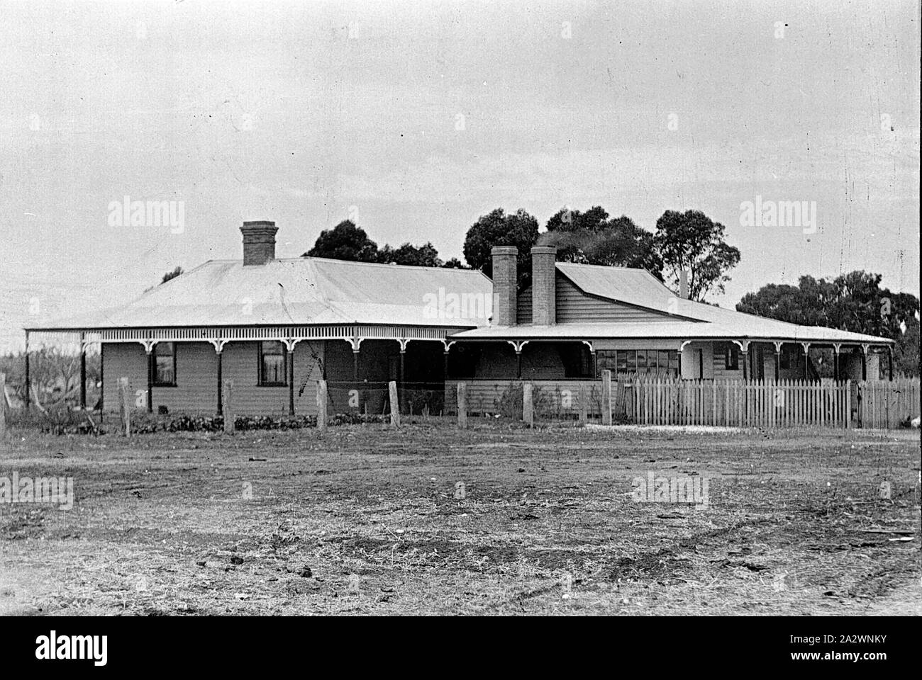 Negative - Cotswold, Maryborough, Victoria, circa 1915, The J. Nicols family home. The house is single storey weatherboard with brick chimneys and sleepouts. It is in a cleared rural area Stock Photo