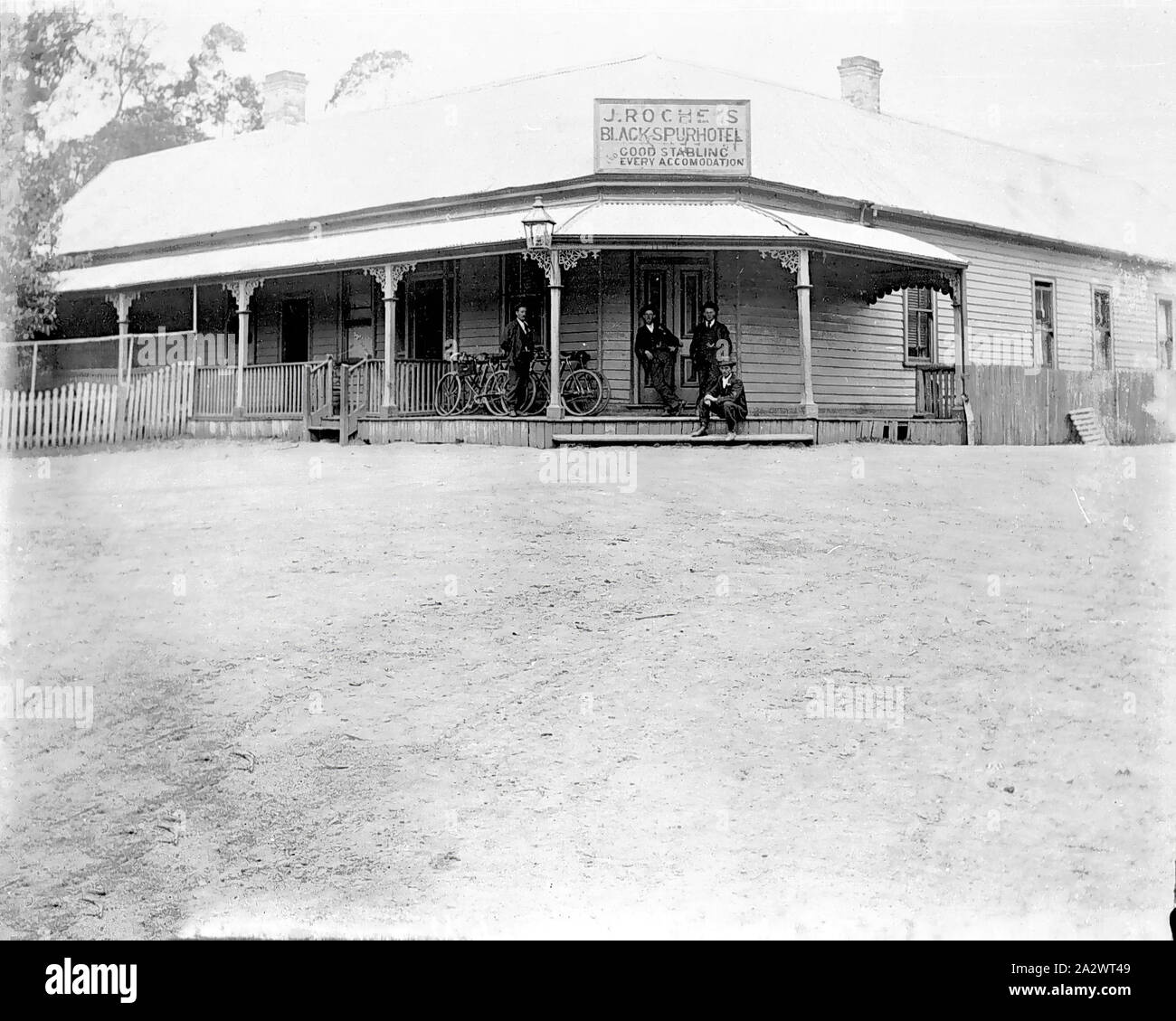 Negative - Black Spur Hotel, Victoria, circa 1905, Group of men on the verandah of J. Roche's Black Spur Hotel. The hotel advertises good stabling and every accommodation Stock Photo