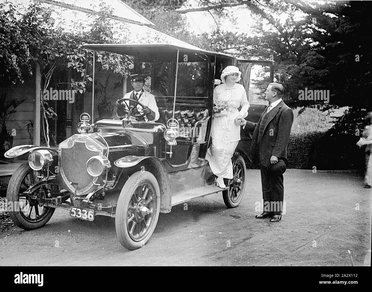 https://c8.alamy.com/comp/2A2X112/negative-axedale-victoria-1908-a-bride-alighting-from-a-chauffeur-driven-car-2A2X112.jpg