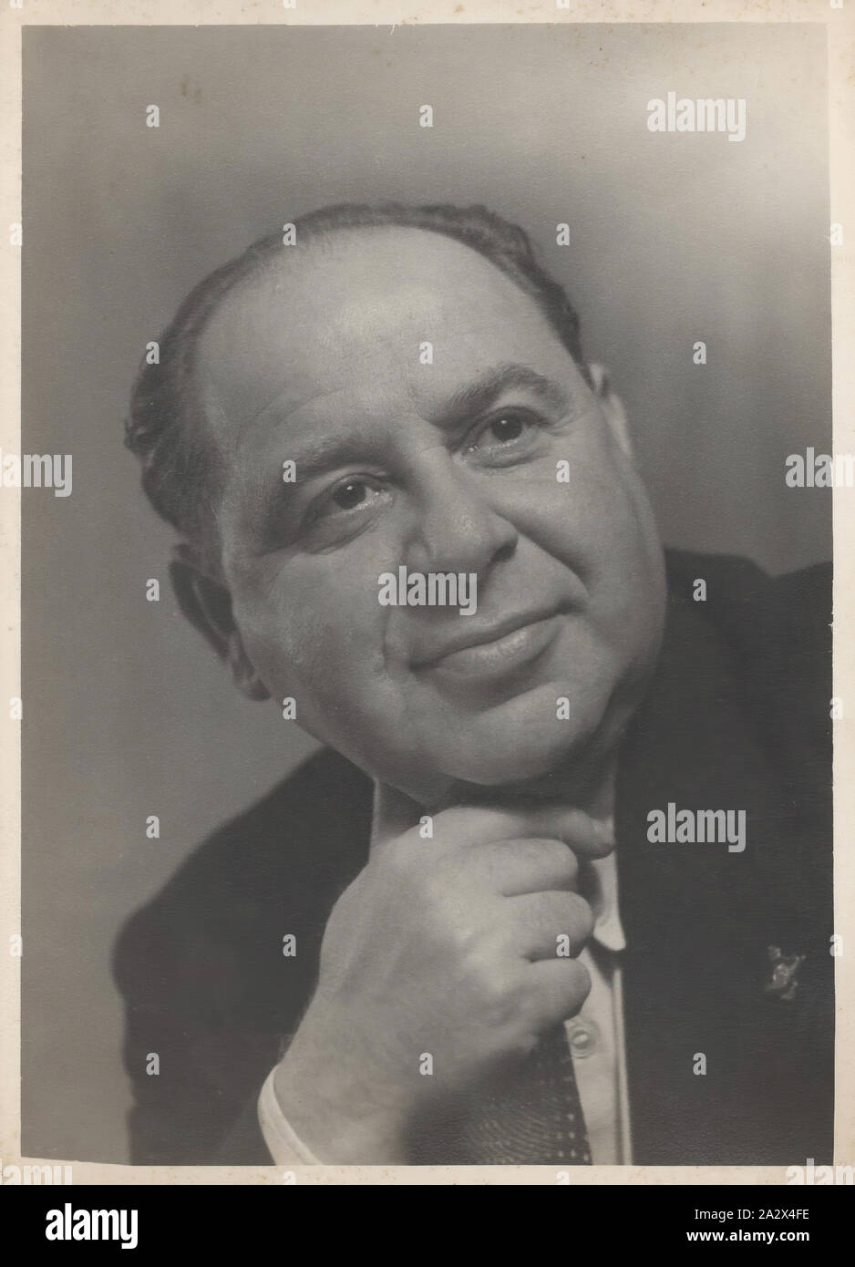 Photograph - Portrait of Leo Sterne, Victoria, circa 1939-1965, Black and white photograph of Leo Sterne posing for a portrait, Victoria, Australia, circa 1939 - 1965 Stock Photo