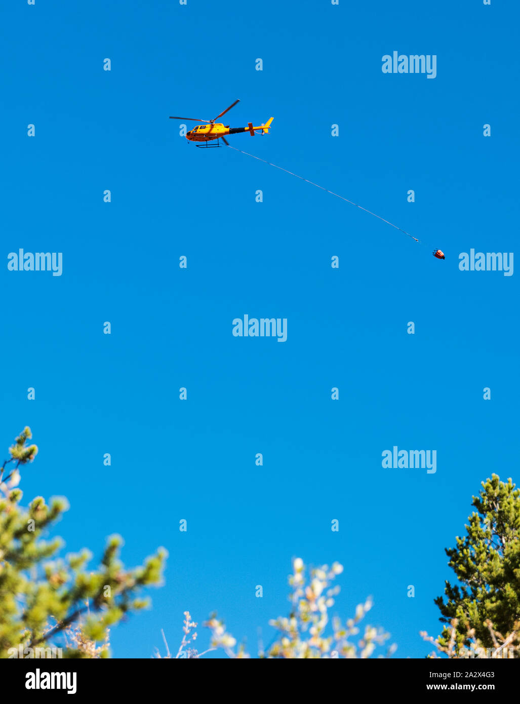 Fire fighting helicopter carrying water hi-res stock photography and ...